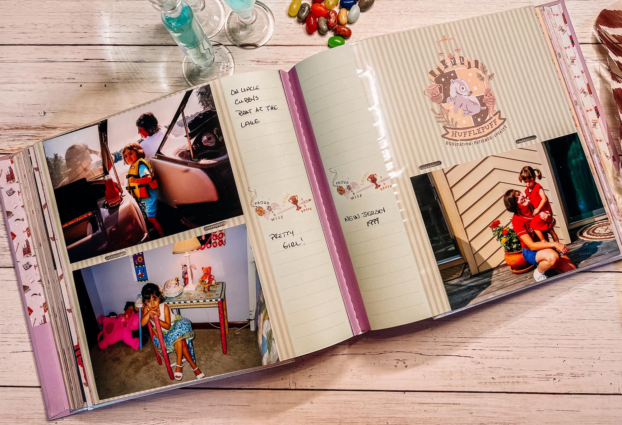 CON*QUEST Inside pages with sleeves to securely hold 4x6 photos