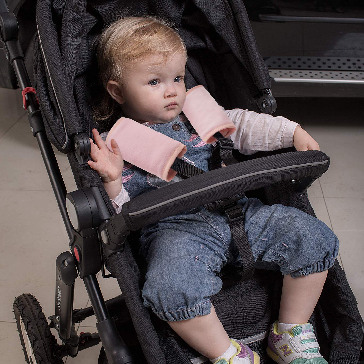 COOLBEBE neat car and stroller setup with tidy belts