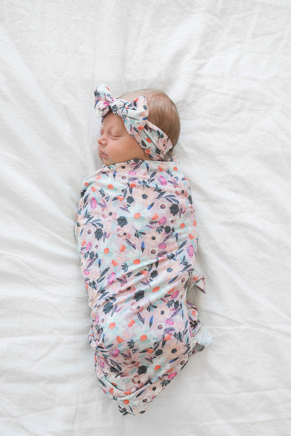 Copper Pearl bows pair with car seat covers for a polished ensemble.