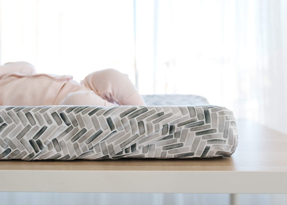 Copper Pearl elastic-edge ensures snug fit around the changing pad.
