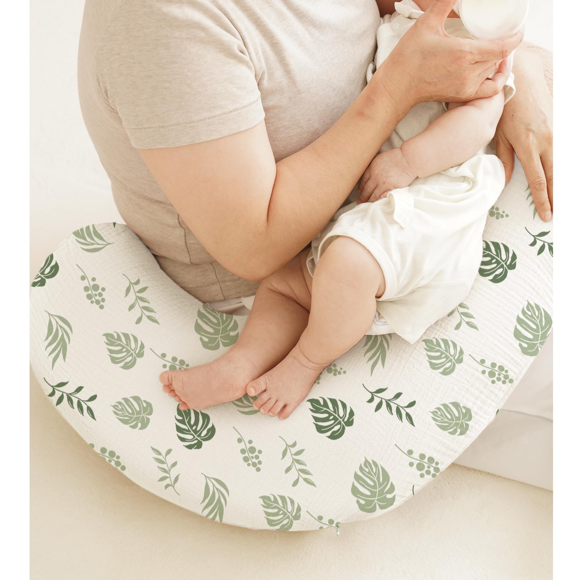 Coreeky muslin nursing pillow cover leaf-green zipper close-up shows secure closure.