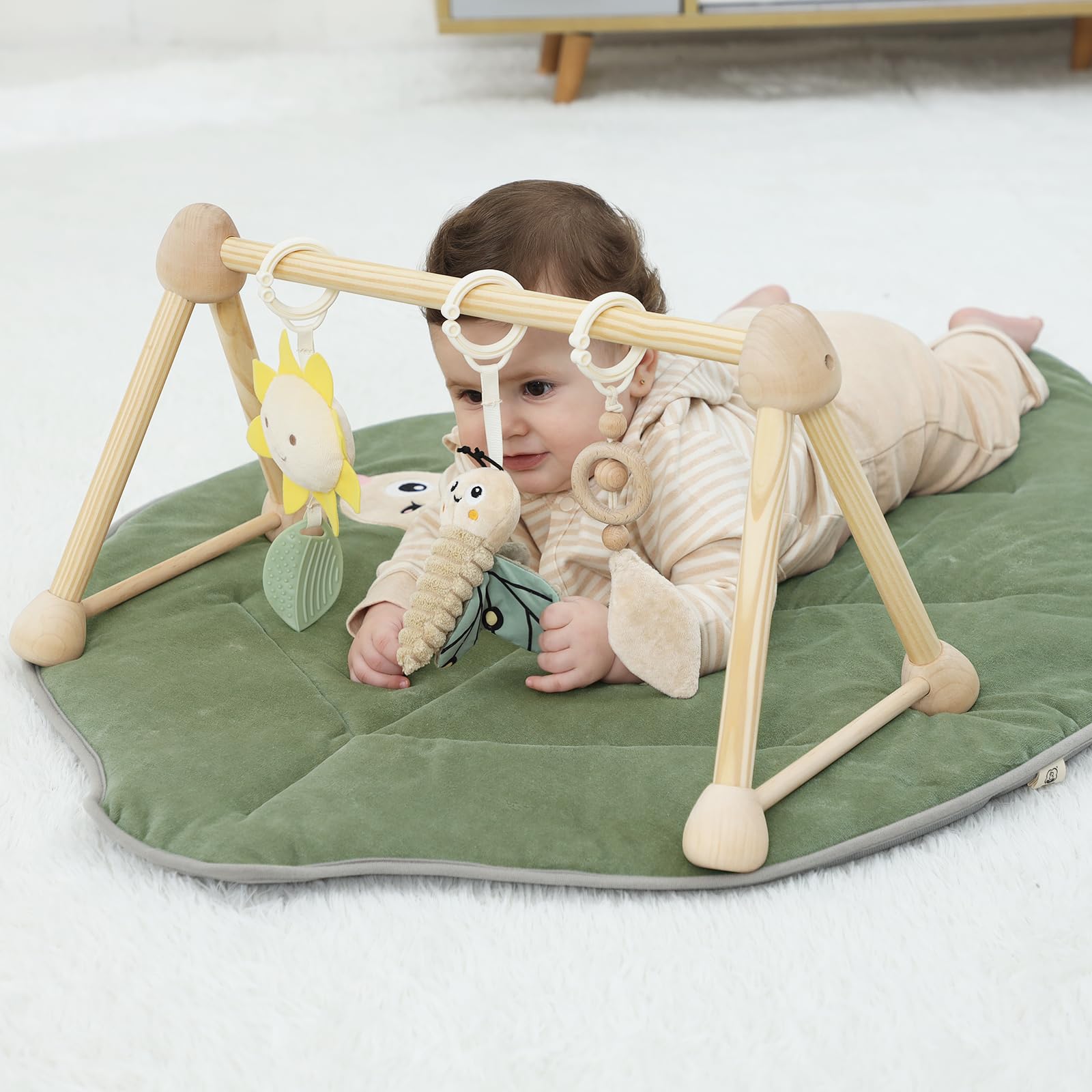 COTTONBEBE leaf easy-clean, machine-washable cover for busy parents.