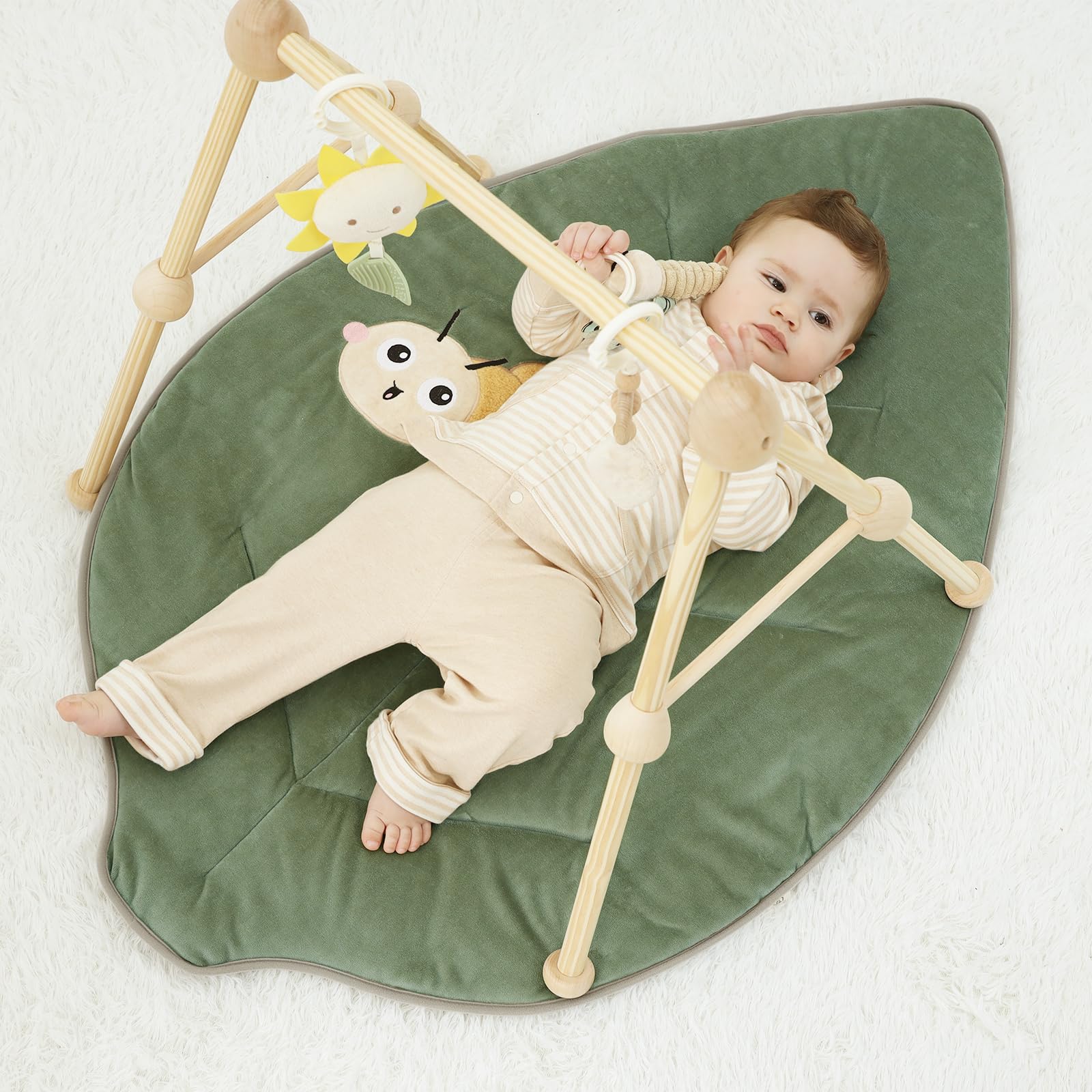 COTTONBEBE leaf gift box packaging makes a thoughtful newborn gift.