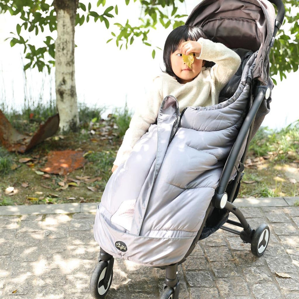 CozyMe stroller footmuff Go in outdoor use demonstrates weather-ready warmth across three seasons.