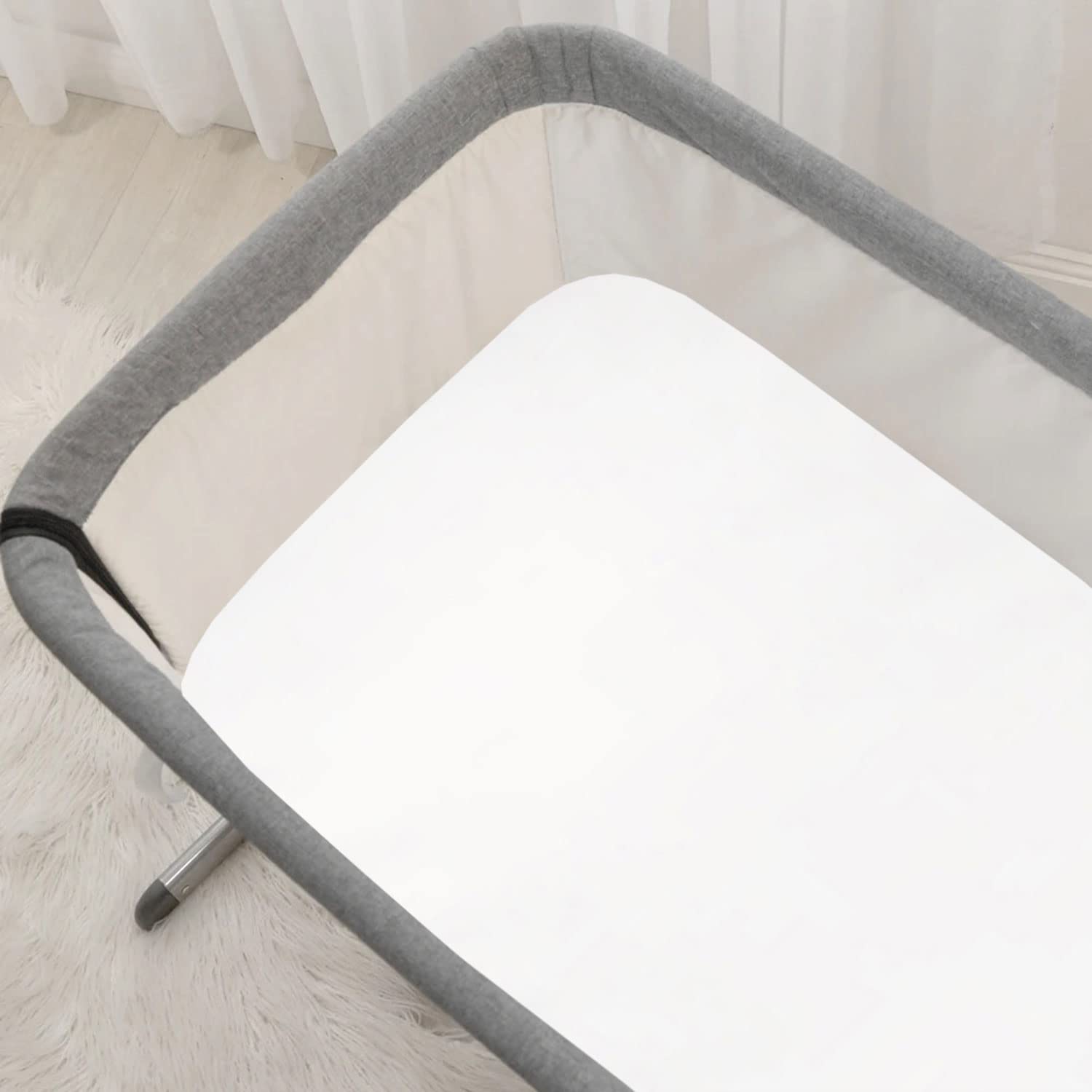 Cozysilk cradle sheet in white with silky texture and hair-friendly protection for delicate baby hair