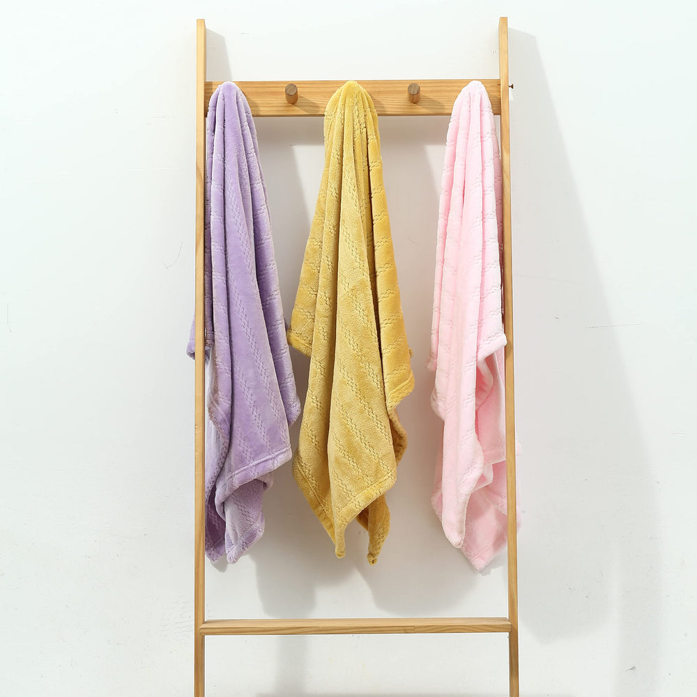 Crevent all-season warm blanket suitable for crib and outdoor use.