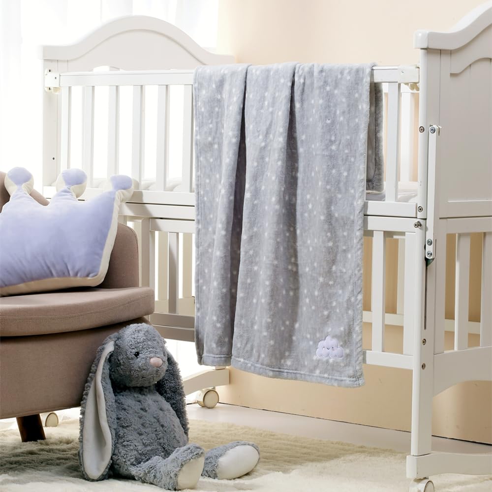 CREVENT fleece blanket grey close-up emphasizes lightweight softness for quick warmth.