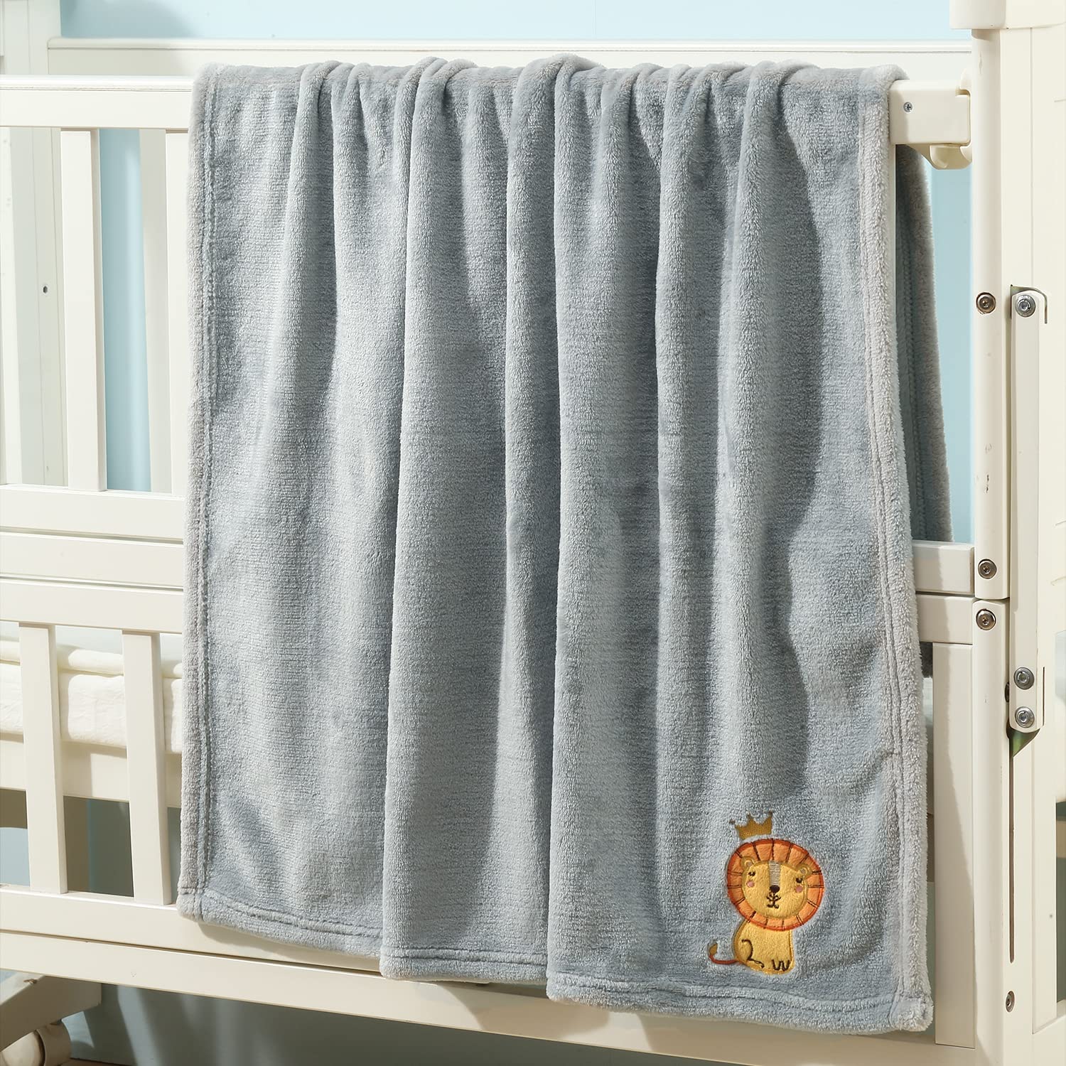 CREVENT machine-washable blanket graphic implies easy cleanup after spills