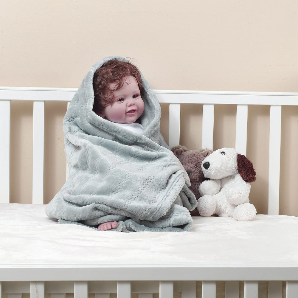 Crevent machine-washable baby blanket, easy care after busy days.