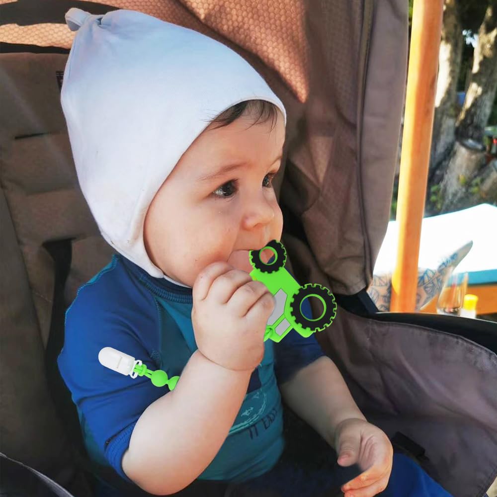 Cuebo baby-teether on stroller clip shows strong attachment and safety.
