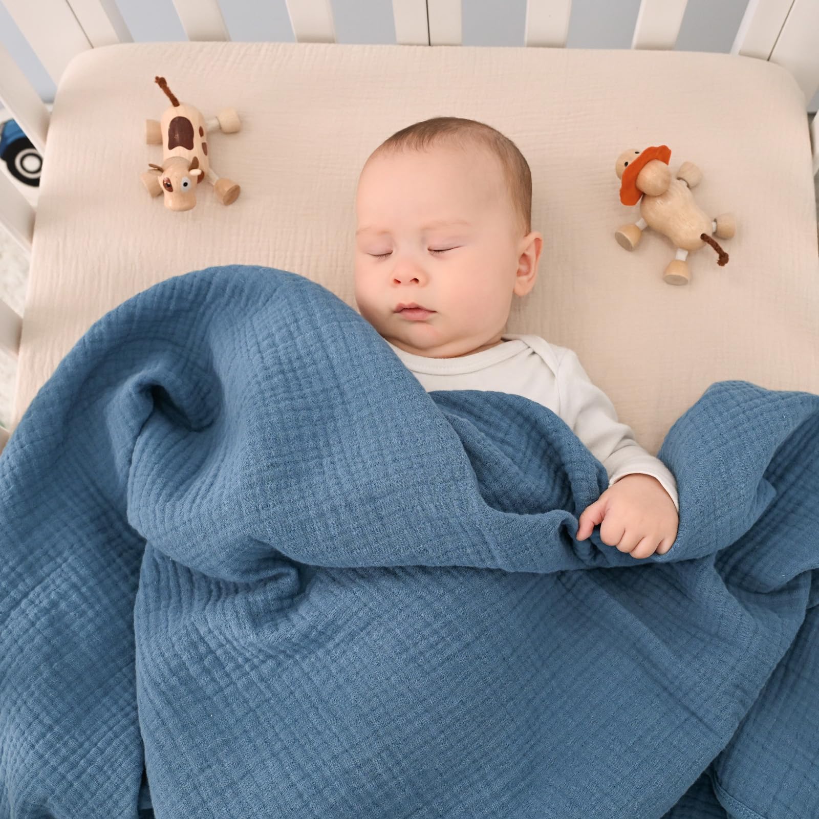 David's Kids close-up of 4-layer cotton muslin texture, showcasing softness.