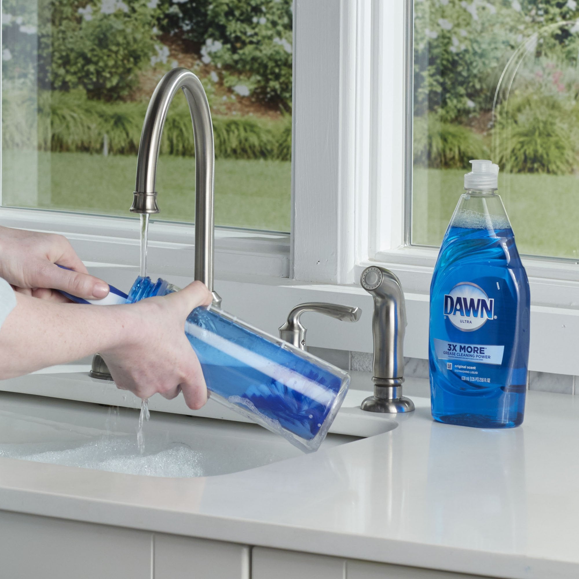 Dawn Twister Bottle Brush features ergonomic handle for secure grip during wet cleaning.