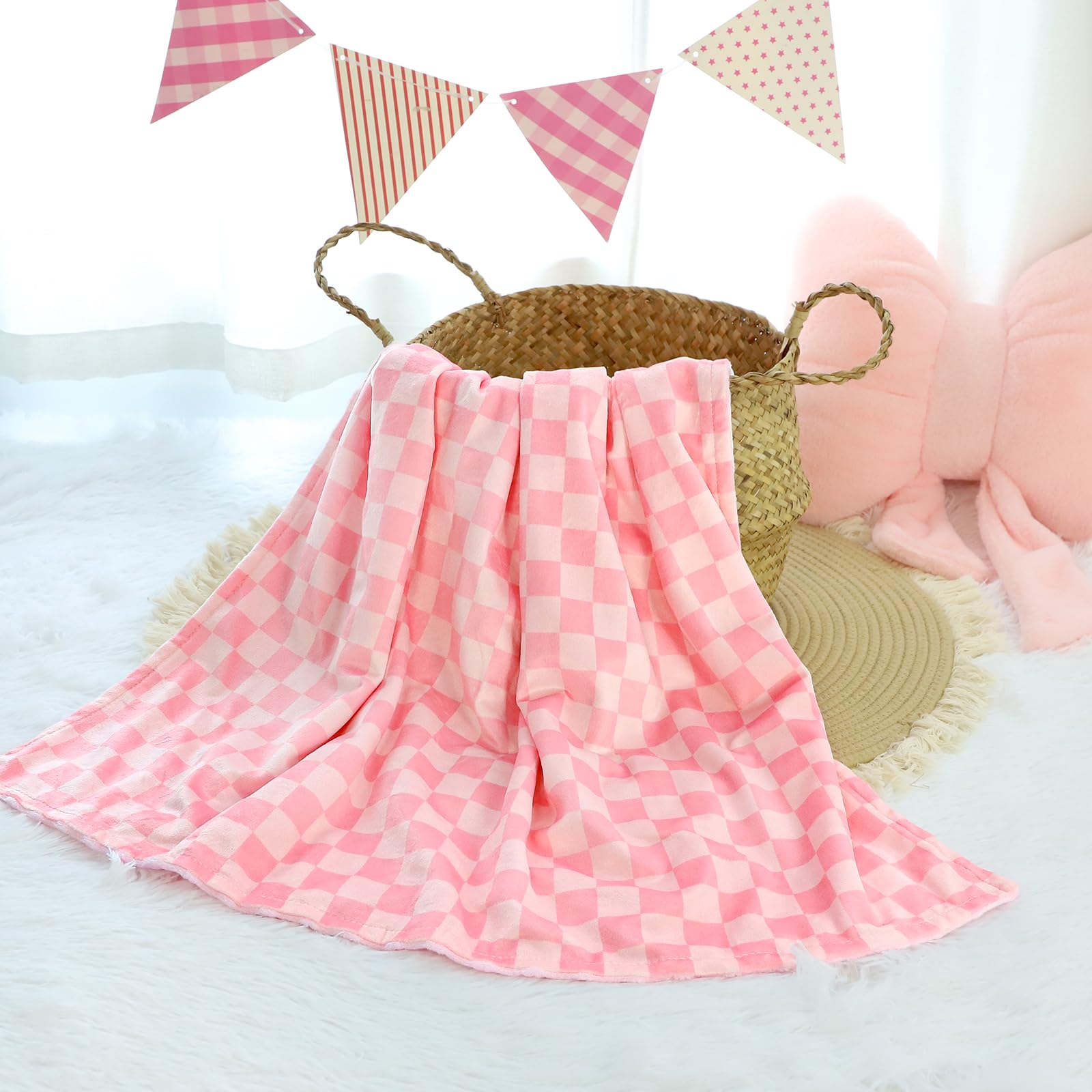 DAYEEBALL nursing cover demonstration highlights versatility during feeds and quiet cuddle time.