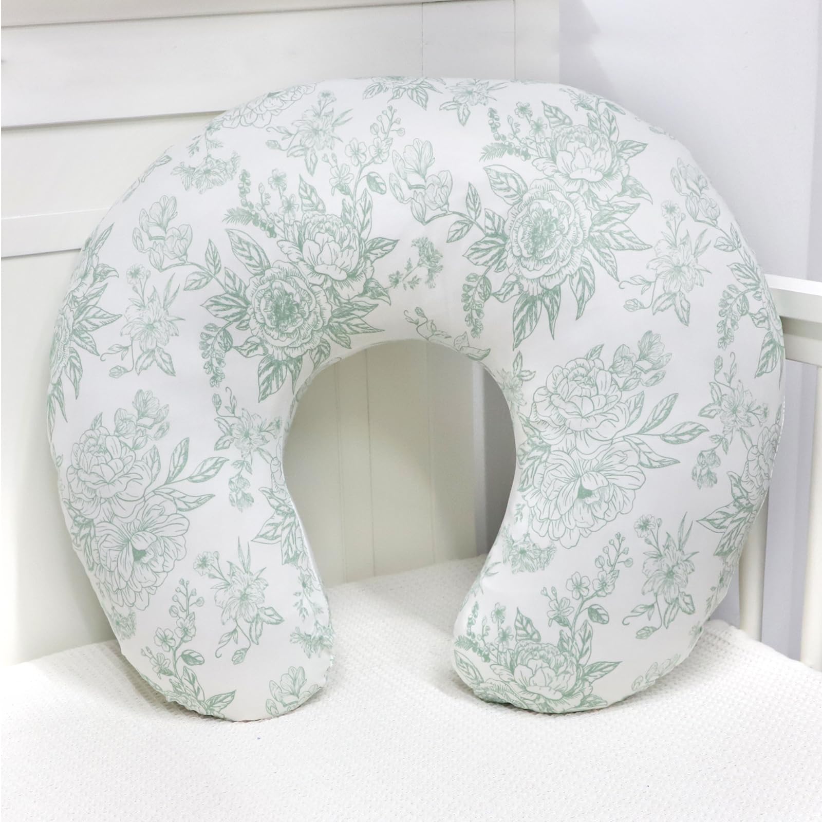 DAYEEBALL nursing cover packaging illustrates simple setup and gift-ready presentation.