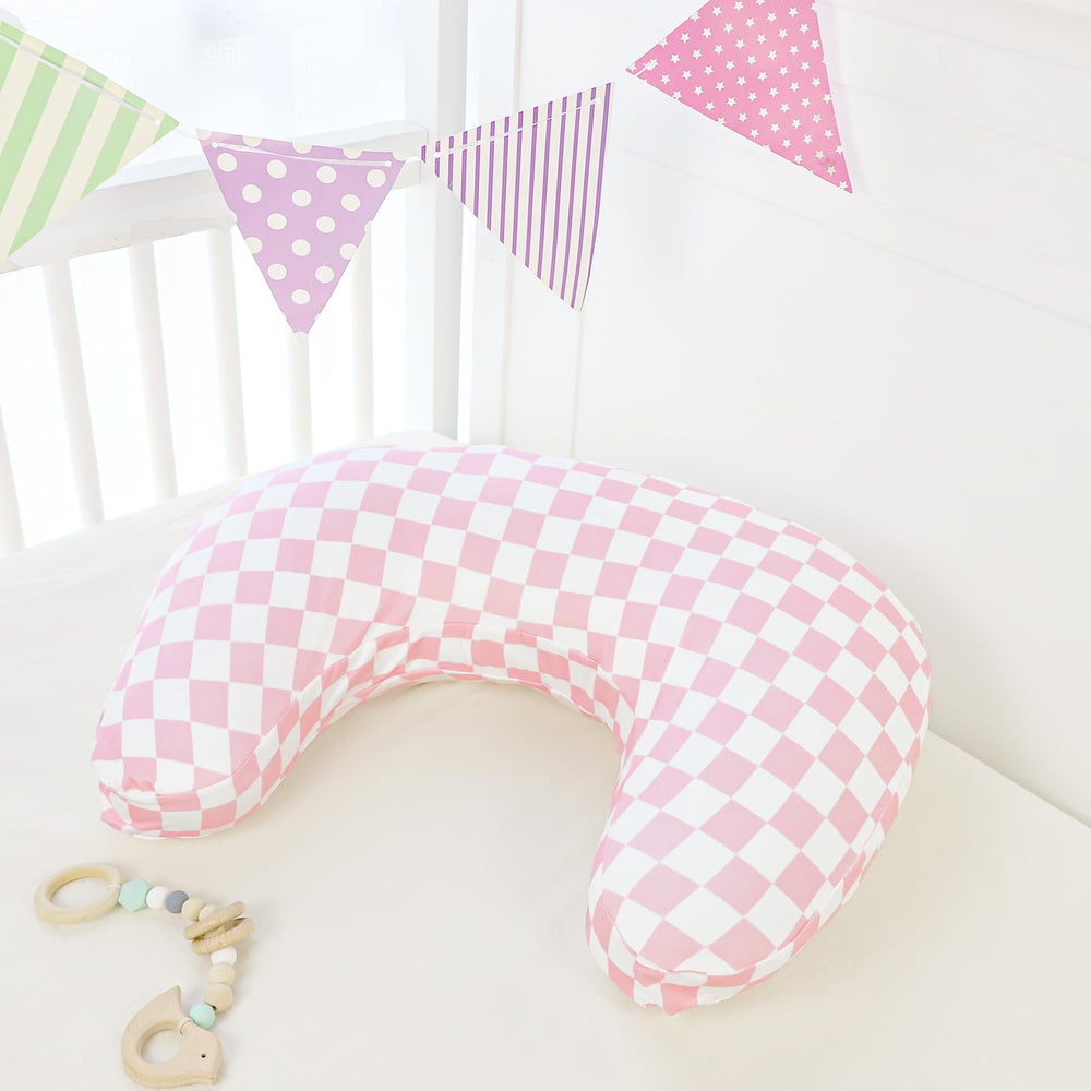 DAYEEBALL breathable polyester fabric enhances newborn comfort during feeding sessions.