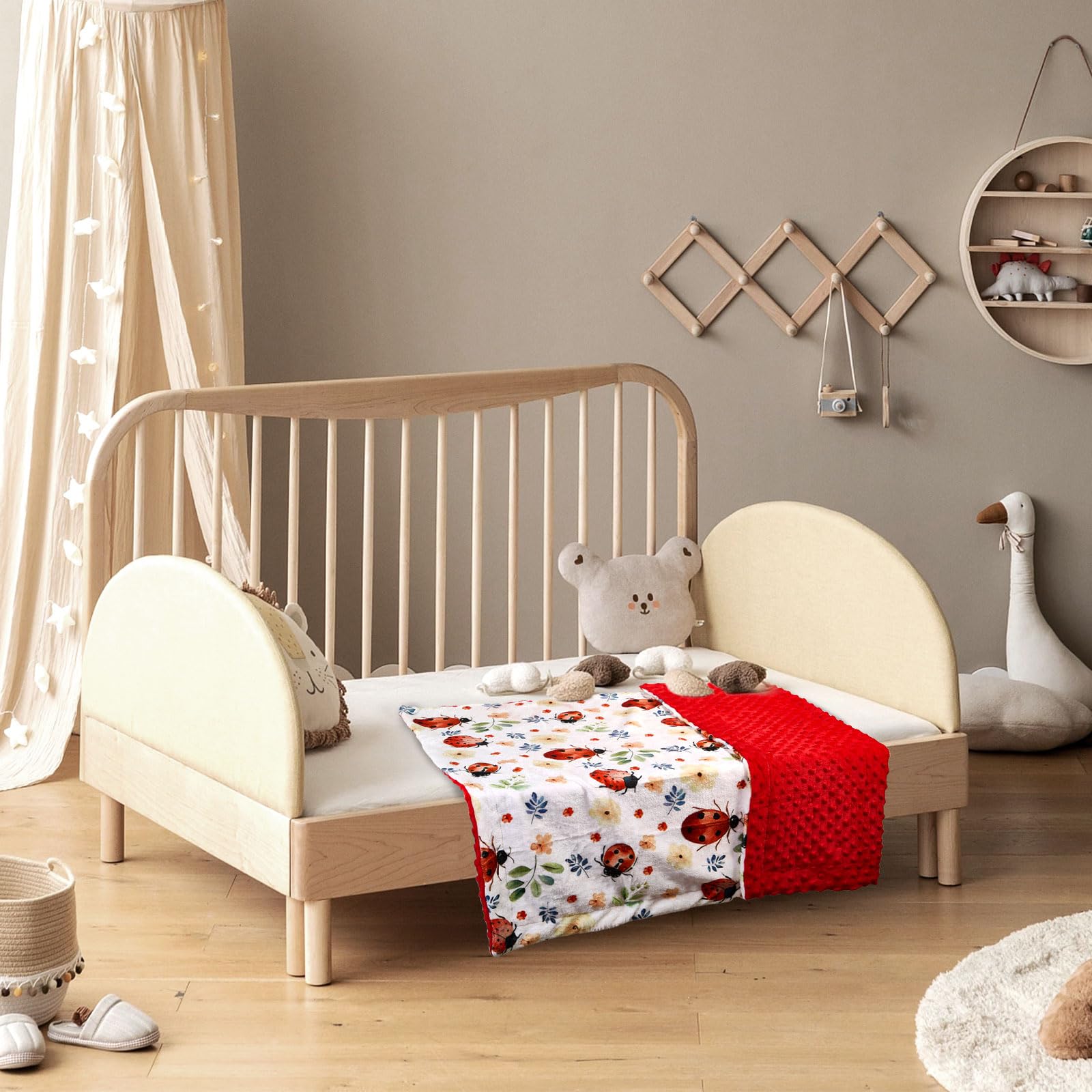 DCOOLGO Ladybug Blanket with easy-care, machine-washable maintenance.