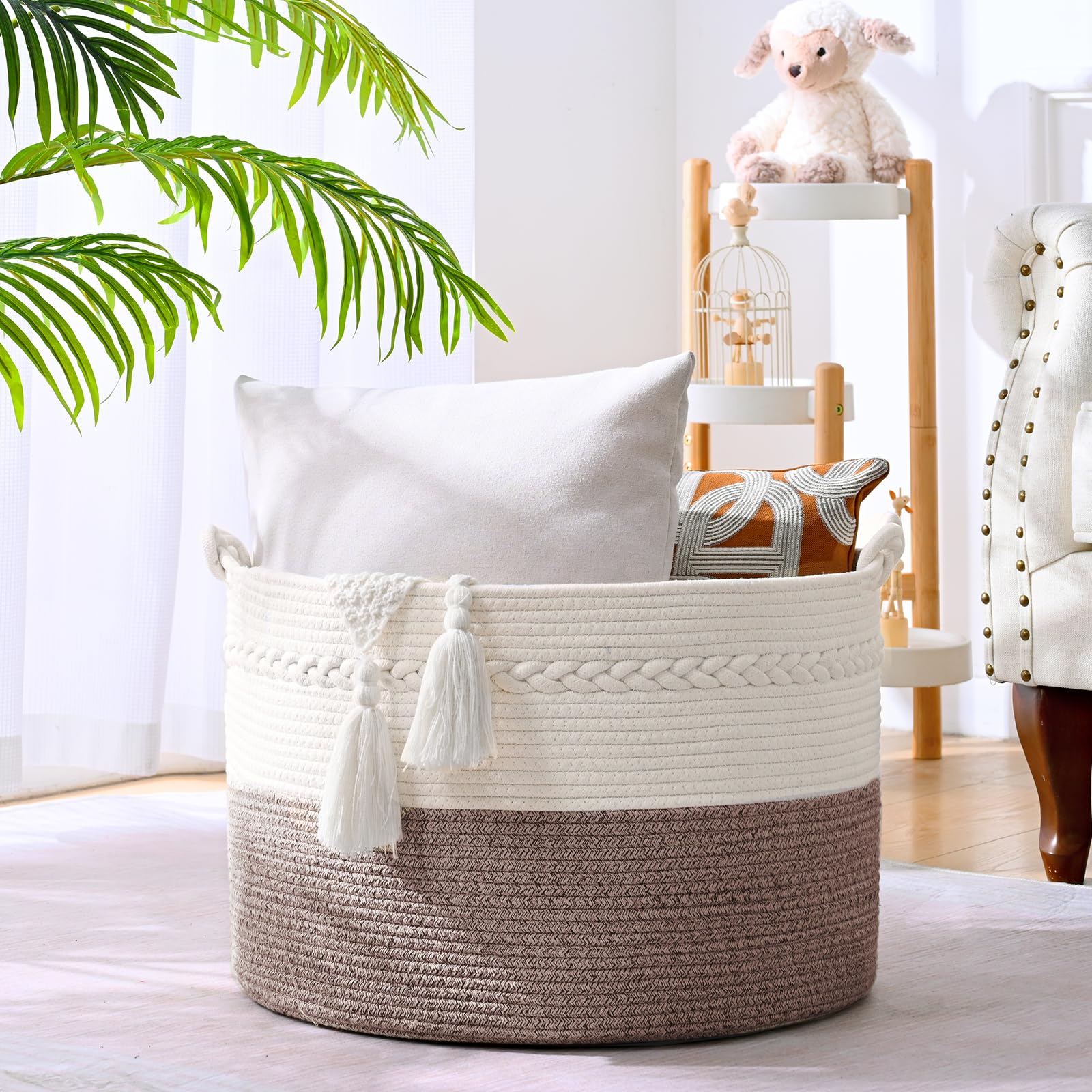 Degeyoyo 67L blanket basket full of blankets showing generous capacity.