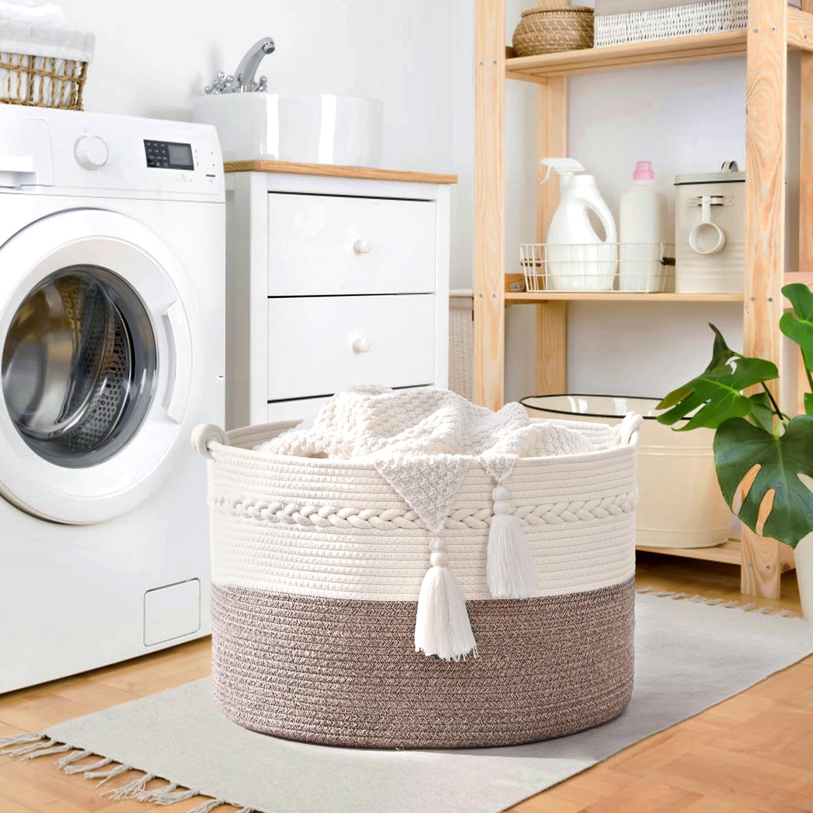 Degeyoyo 67L blanket basket handles close-up for easy transport.
