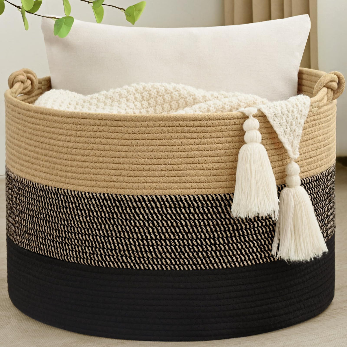 Degeyoyo blanket basket 67L, soft cotton rope, ideal for clutter-free living room organization.