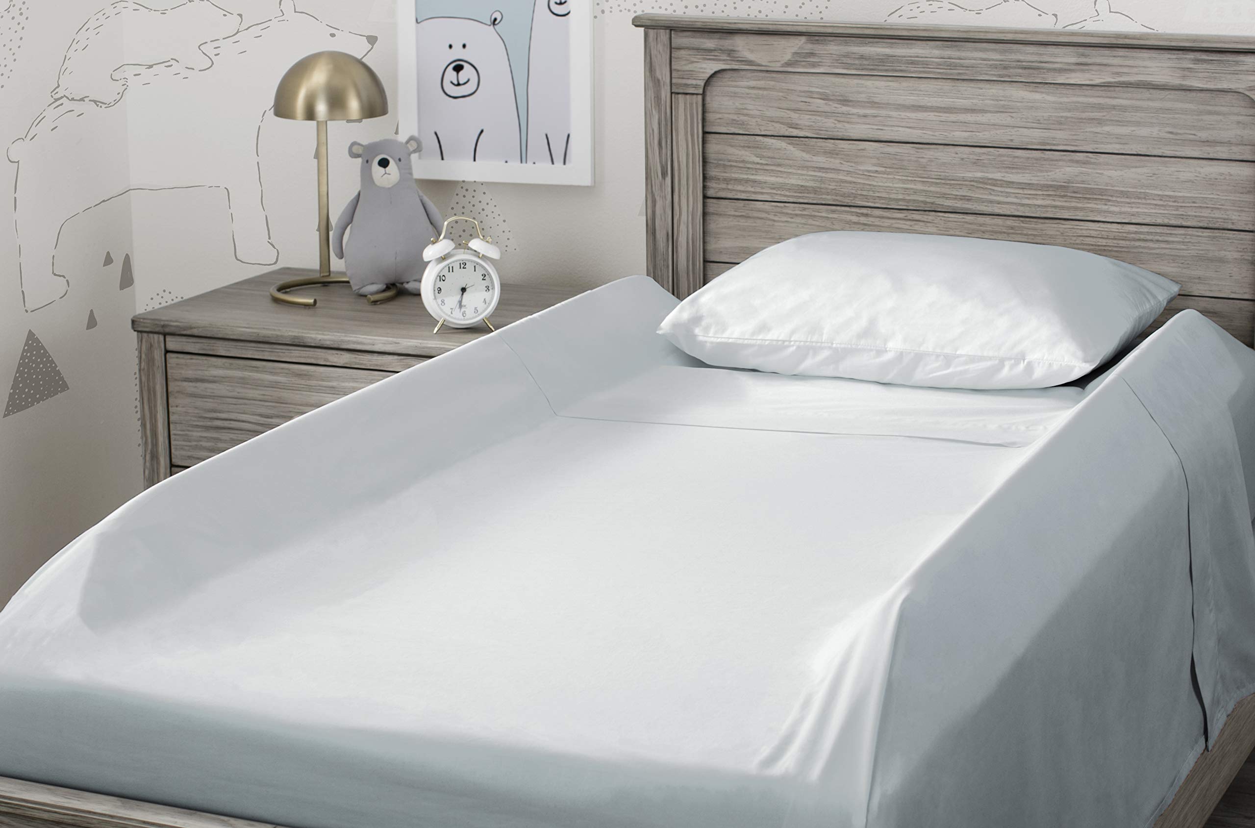 Delta Children bedrail machine-washable cover simplifies cleaning routines.