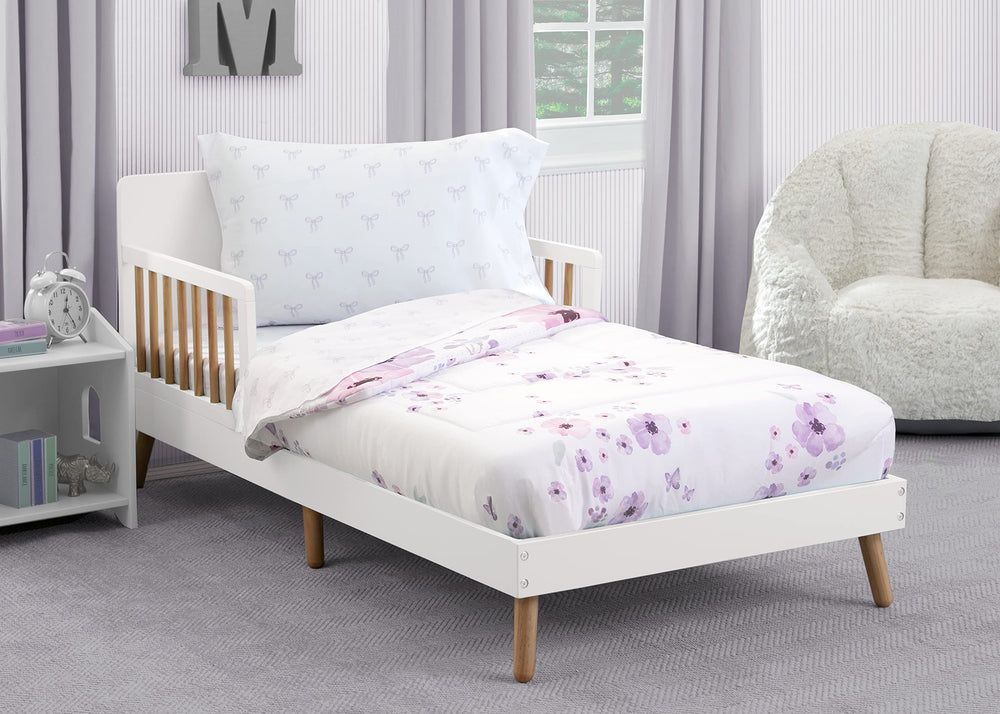 Delta Children fitted bottom sheet on toddler bed demonstrates secure fit.
