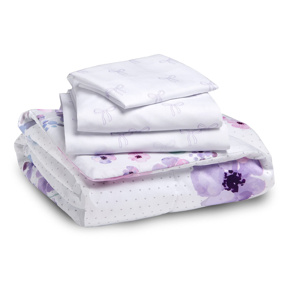 Delta Children machine-washable fabrics simplify cleanup after messes.