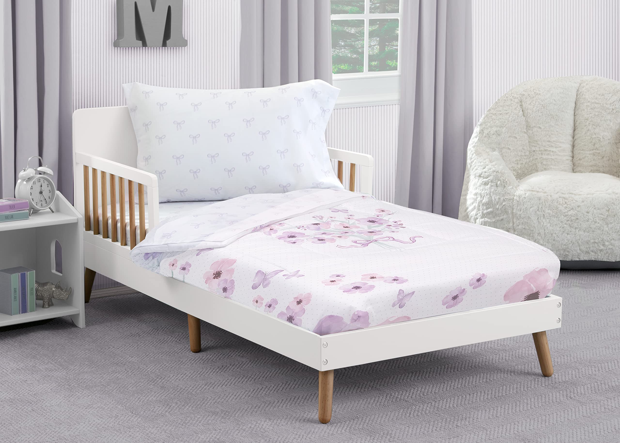 Delta Children top sheet with elastic bottom keeps the flat sheet aligned.