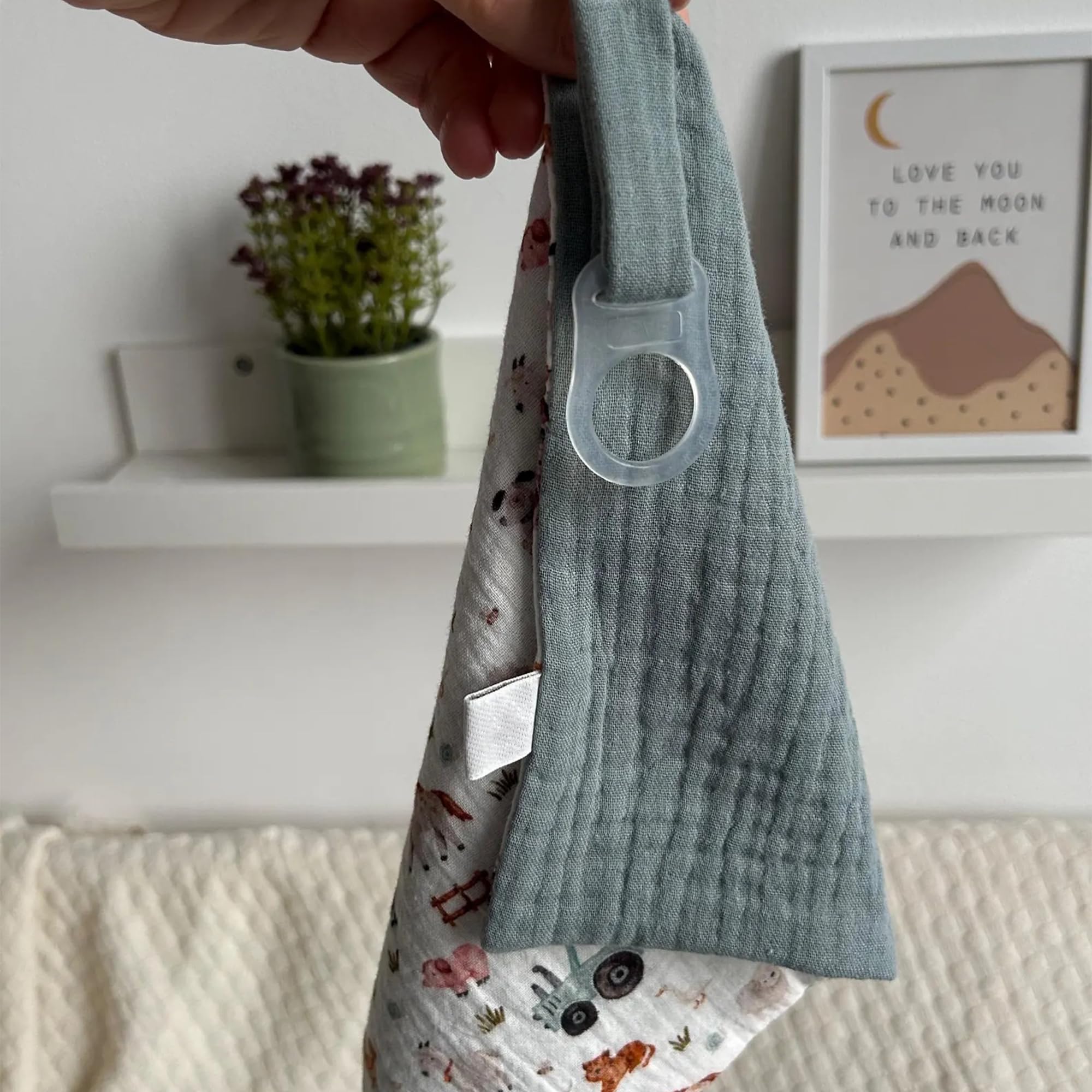 Demearly easy-clean silicone surface allows quick cleaning after use.