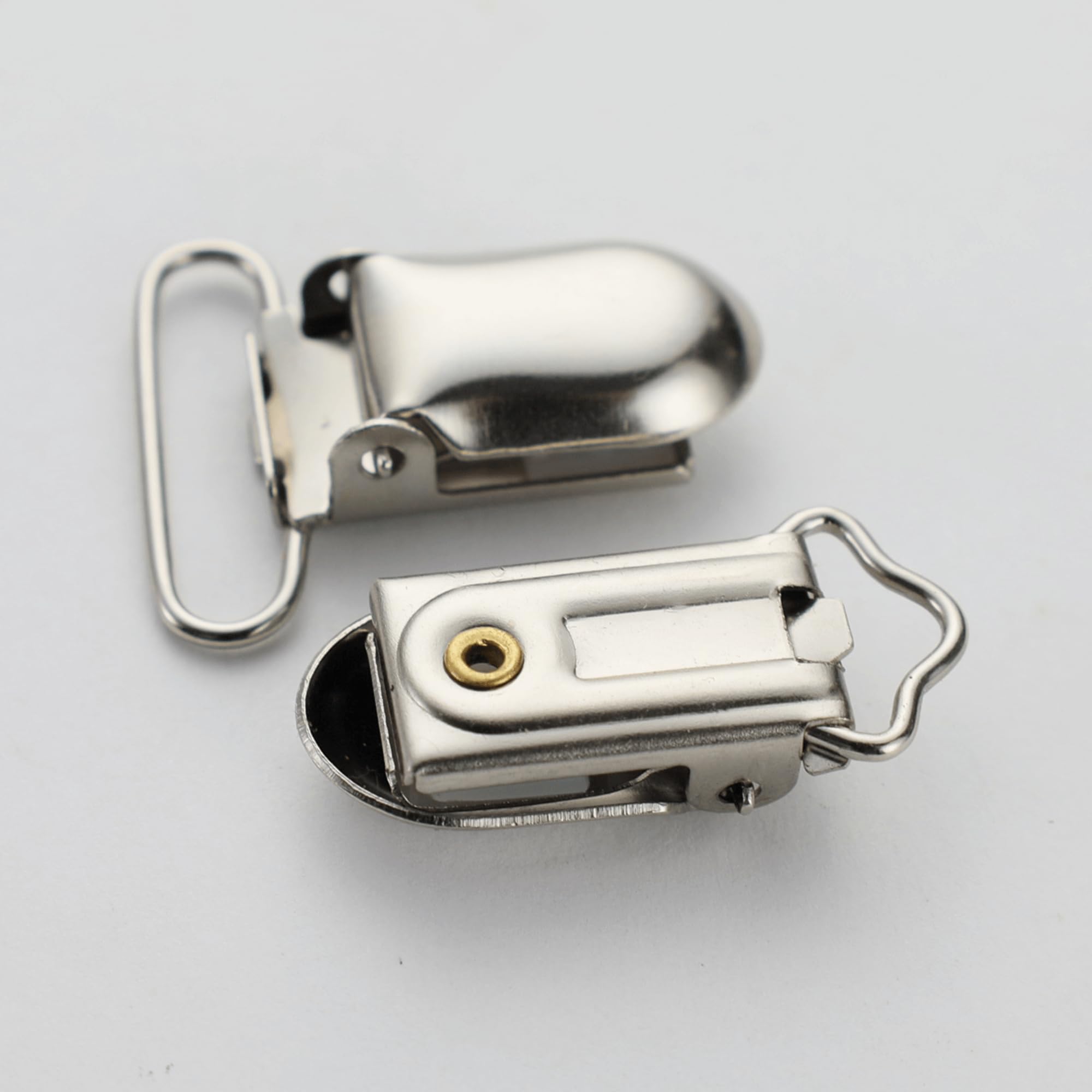Demearly clip securing towels or bedsheets illustrates practical home organization