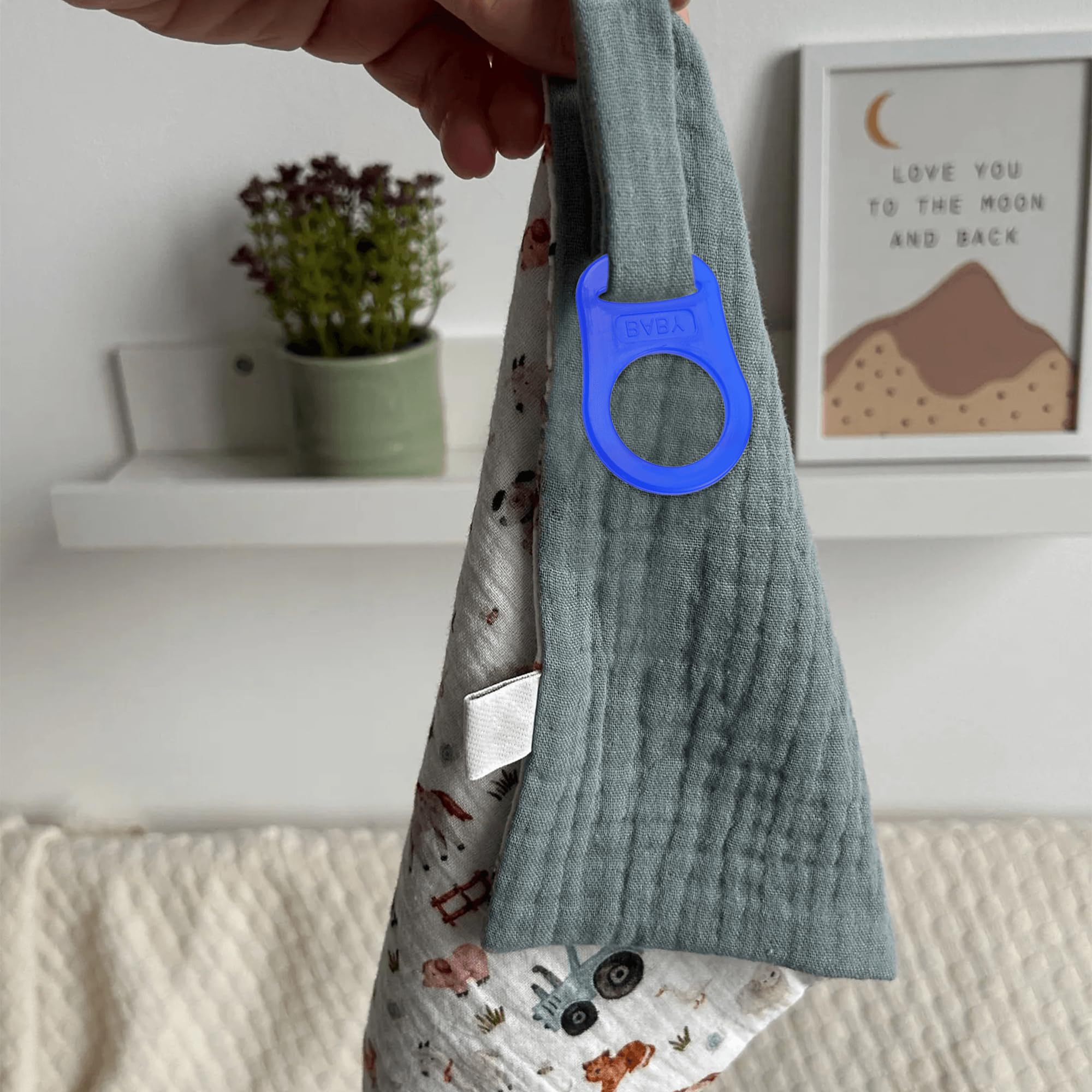 Demearly portable-diaper-bag shot demonstrates compact blue rings for travel