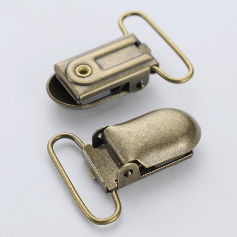 Demearly silicone-strapped clip demonstrates gentle stretch with secure stroller attachment