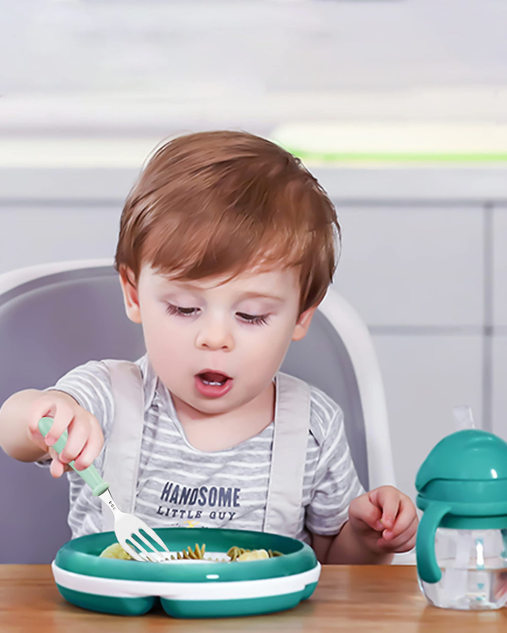 Family dining with DF DUALFERV 10-piece set on the table