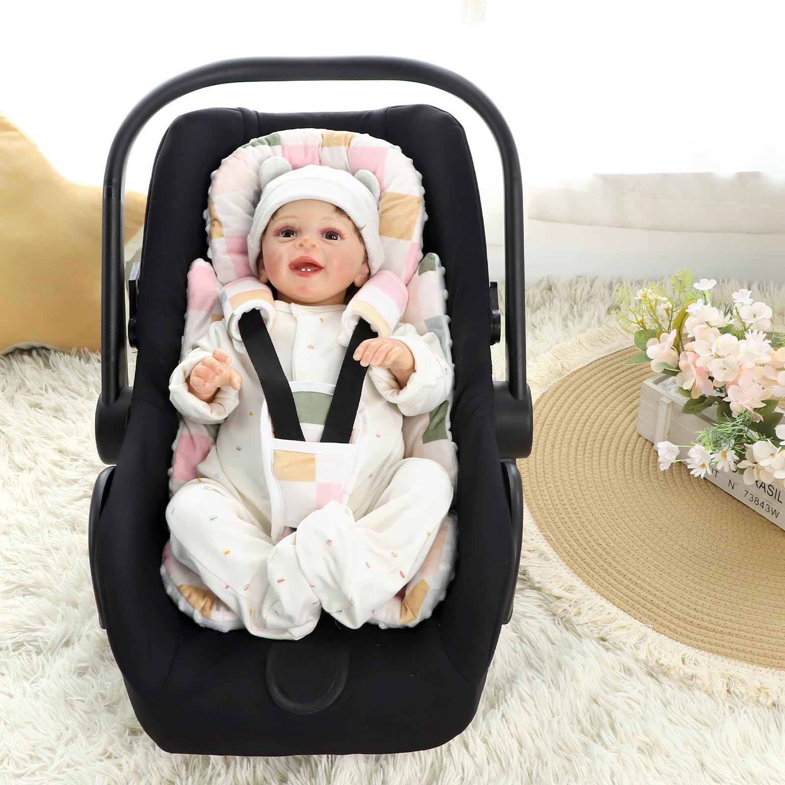 DILIMI checkered cover adds style and comfort to baby travel outfits
