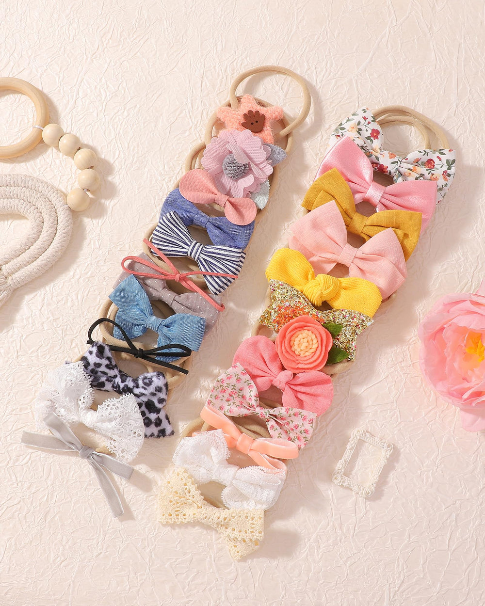 The doboi linen-flower bow suits airy outfits for easy wear.