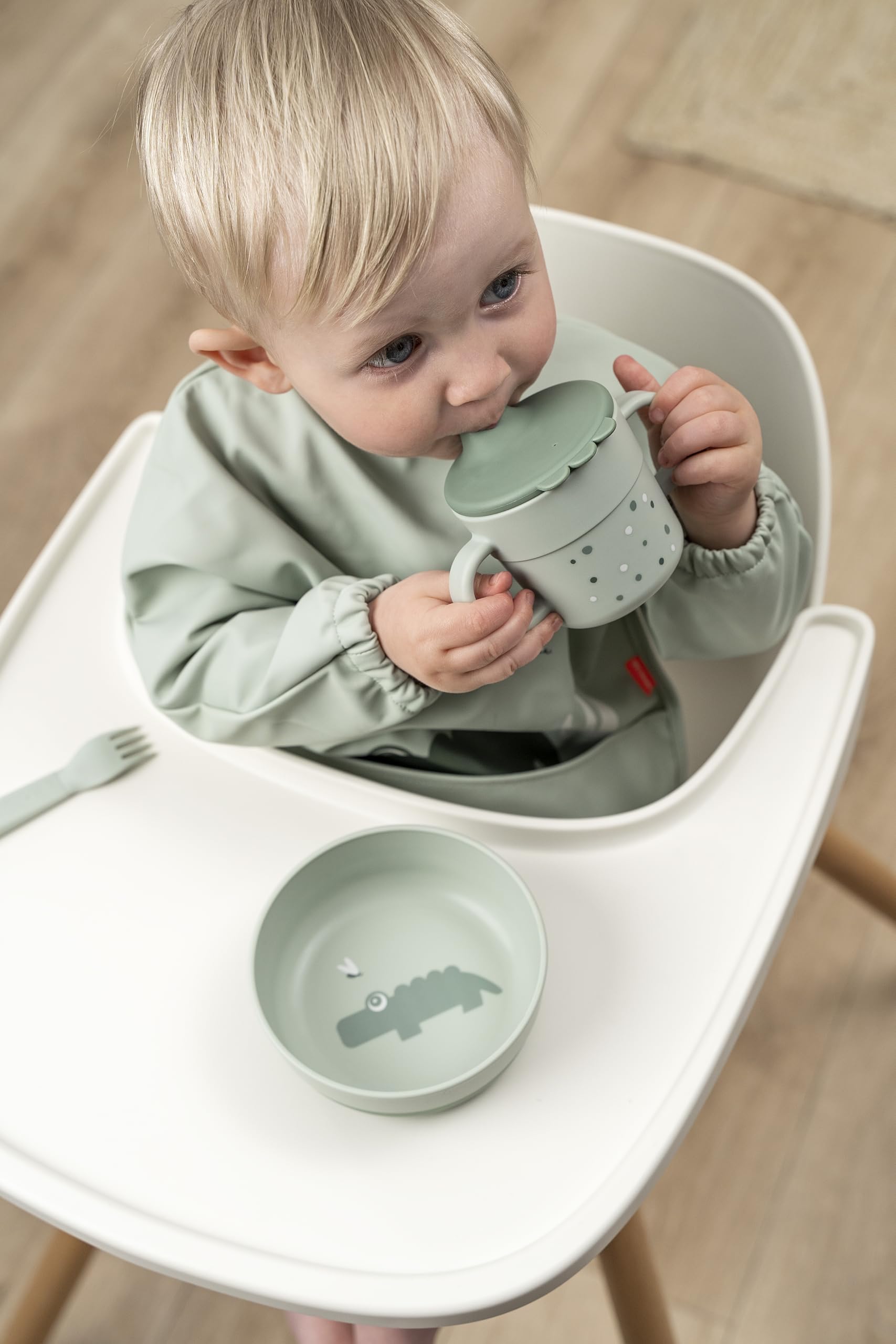 Done by Deer OEKO-TEX certified bib with pocket for tidy snacks