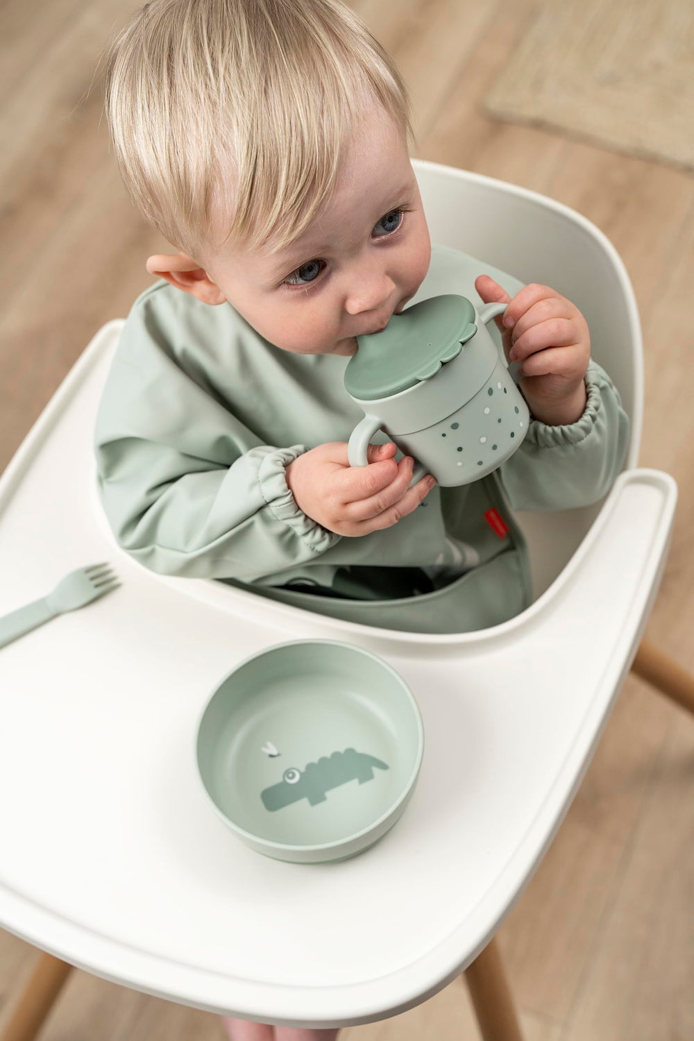 Done by Deer OEKO-TEX certified bib with pocket for tidy snacks