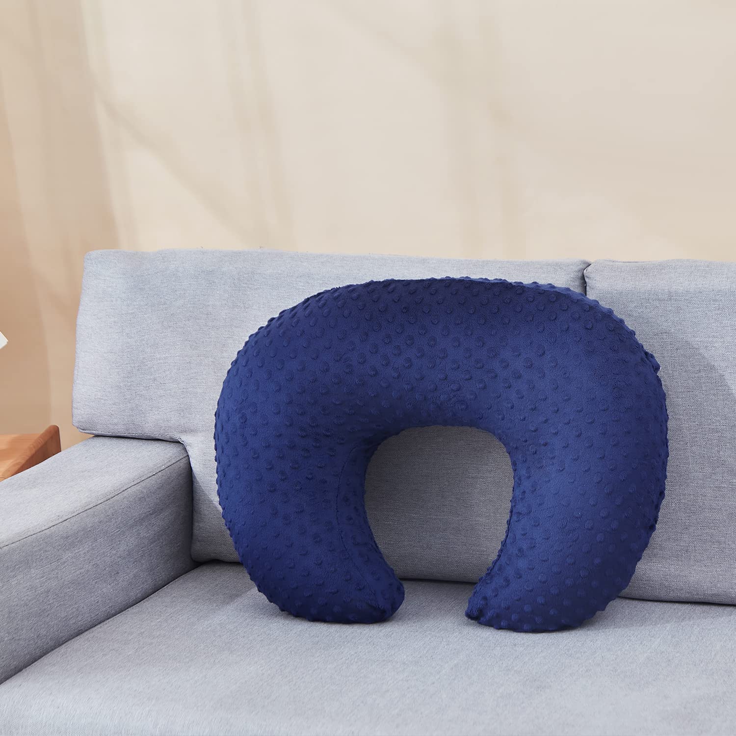 DONOMILO bottle feeding ergonomics image shows comfortable positioning.