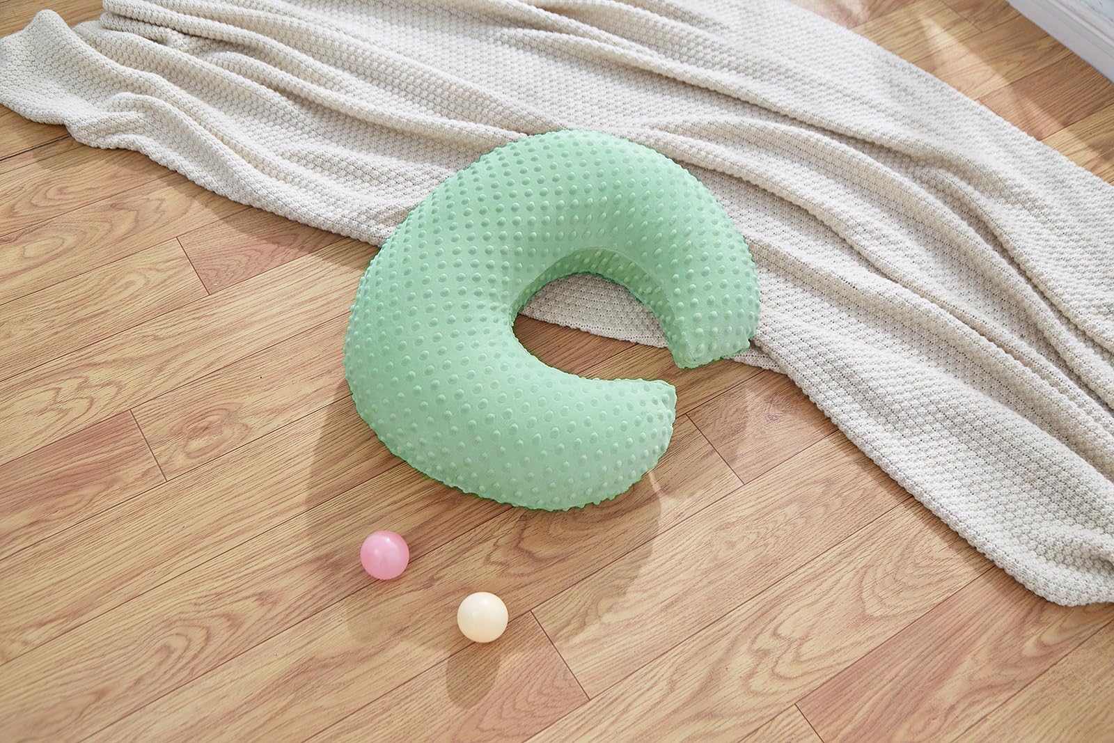 DONOMILO helps improve bottle-feeding height and positioning for comfort.
