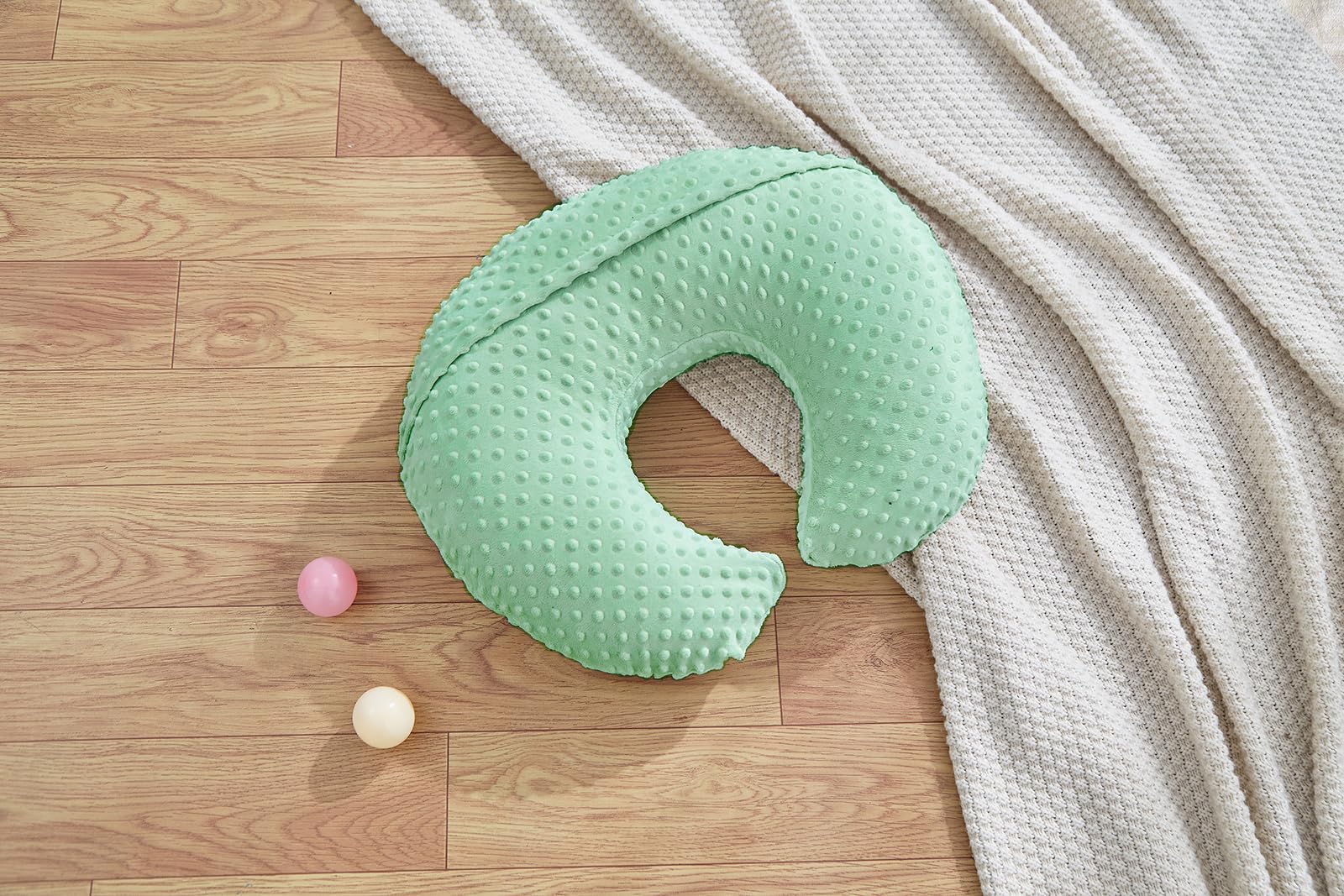 DONOMILO makes a practical newborn gift for new parents.