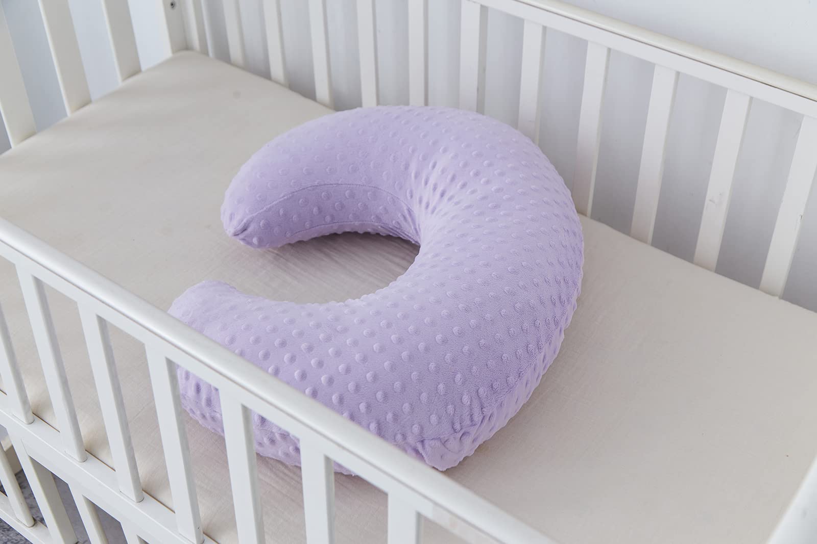 DONOMILO nursing pillow helps baby sit with support during early learning.