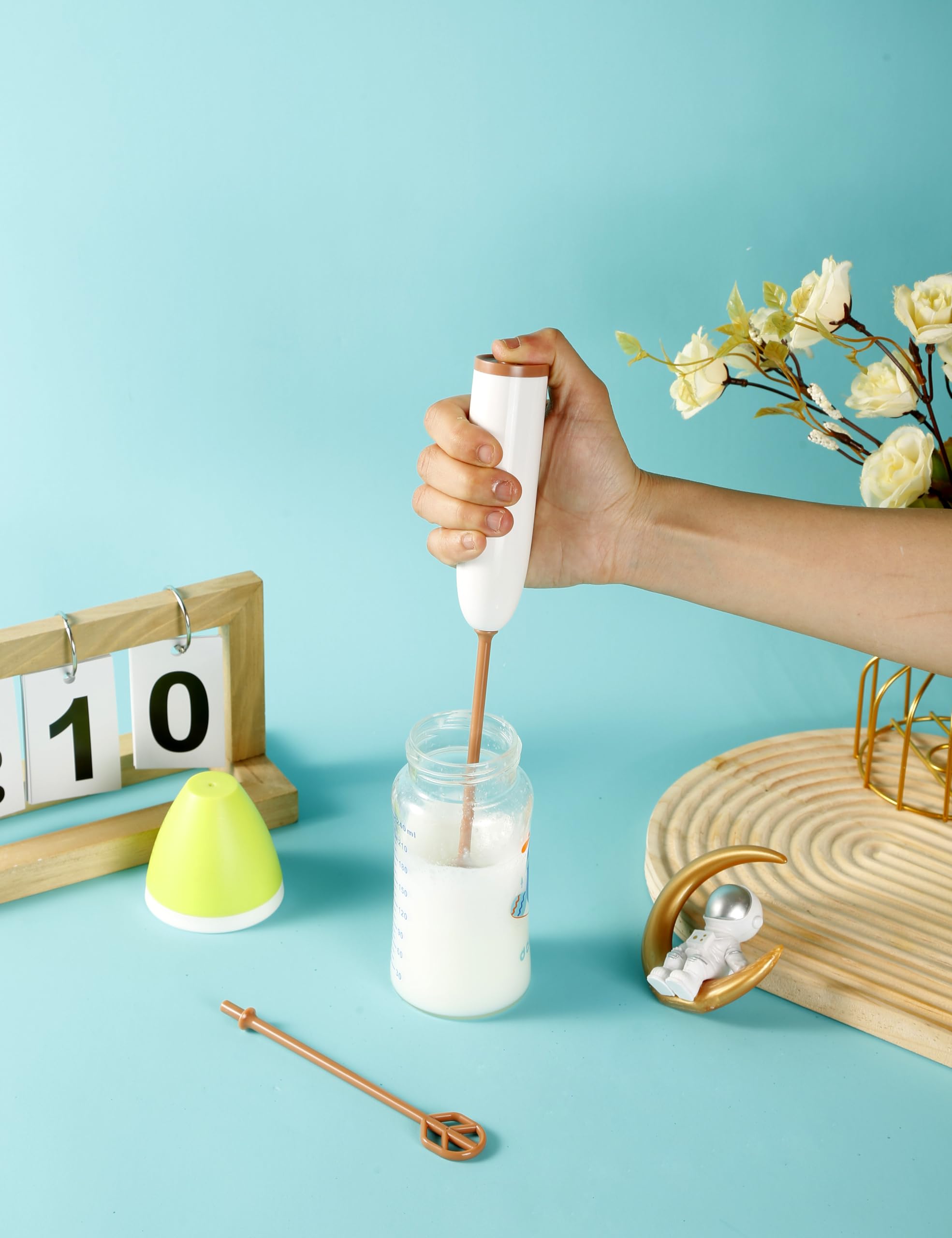DOOBAANN handheld stirrer blending baby formula in bottle smoothly.