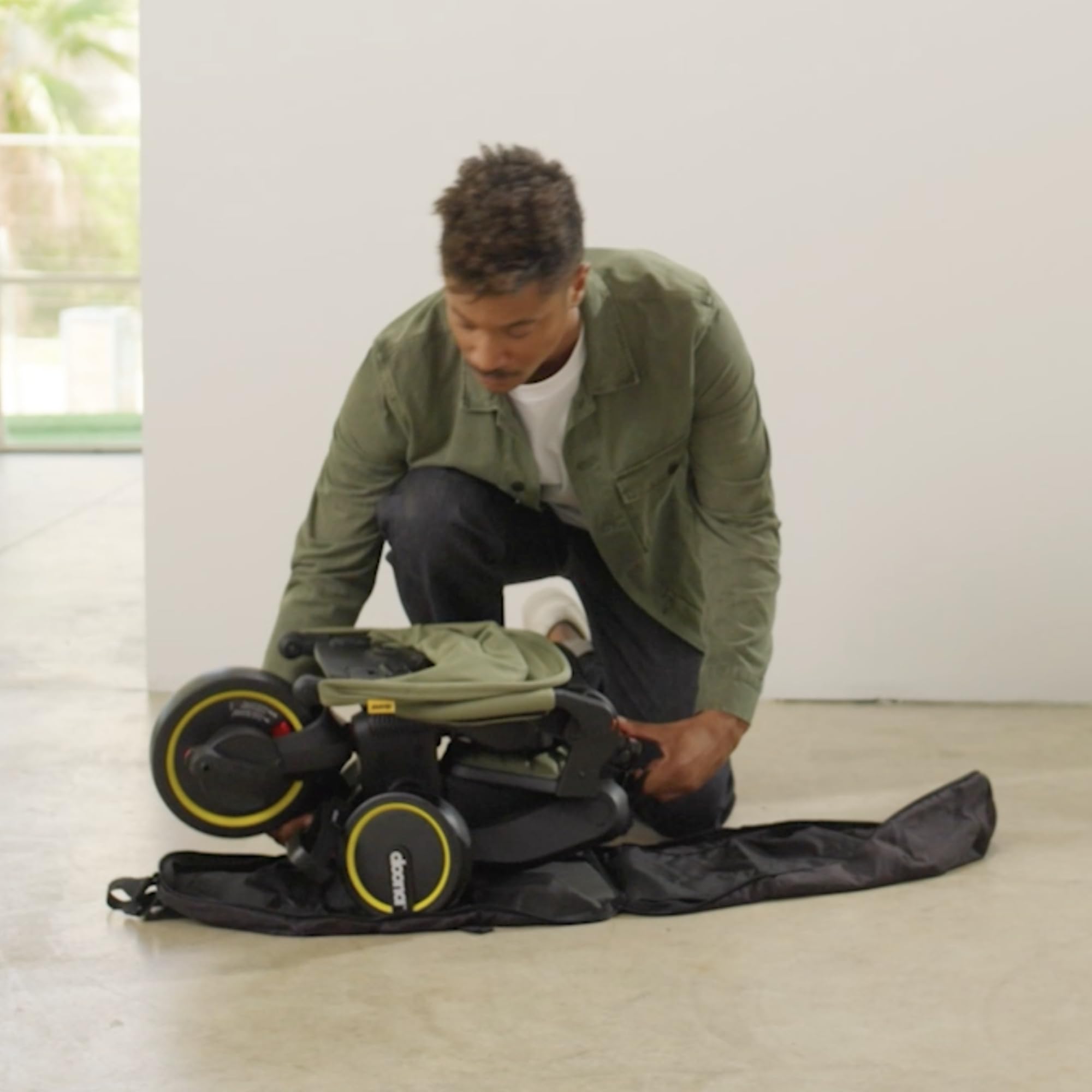 DOONA Liki Travel Bag compact-storage design keeps trike components organized.