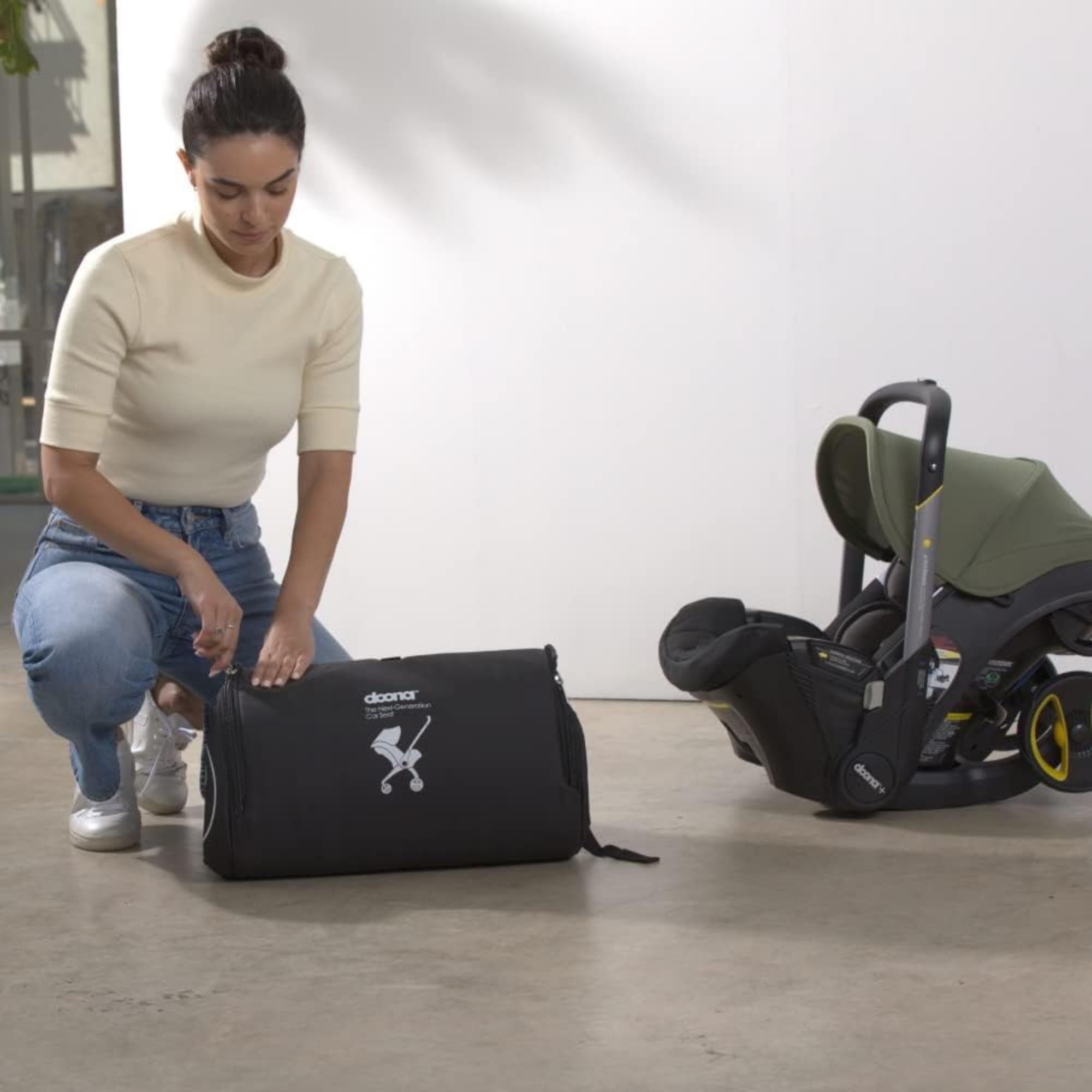 DOONA padded travel bag packaging shows quick setup and protection.