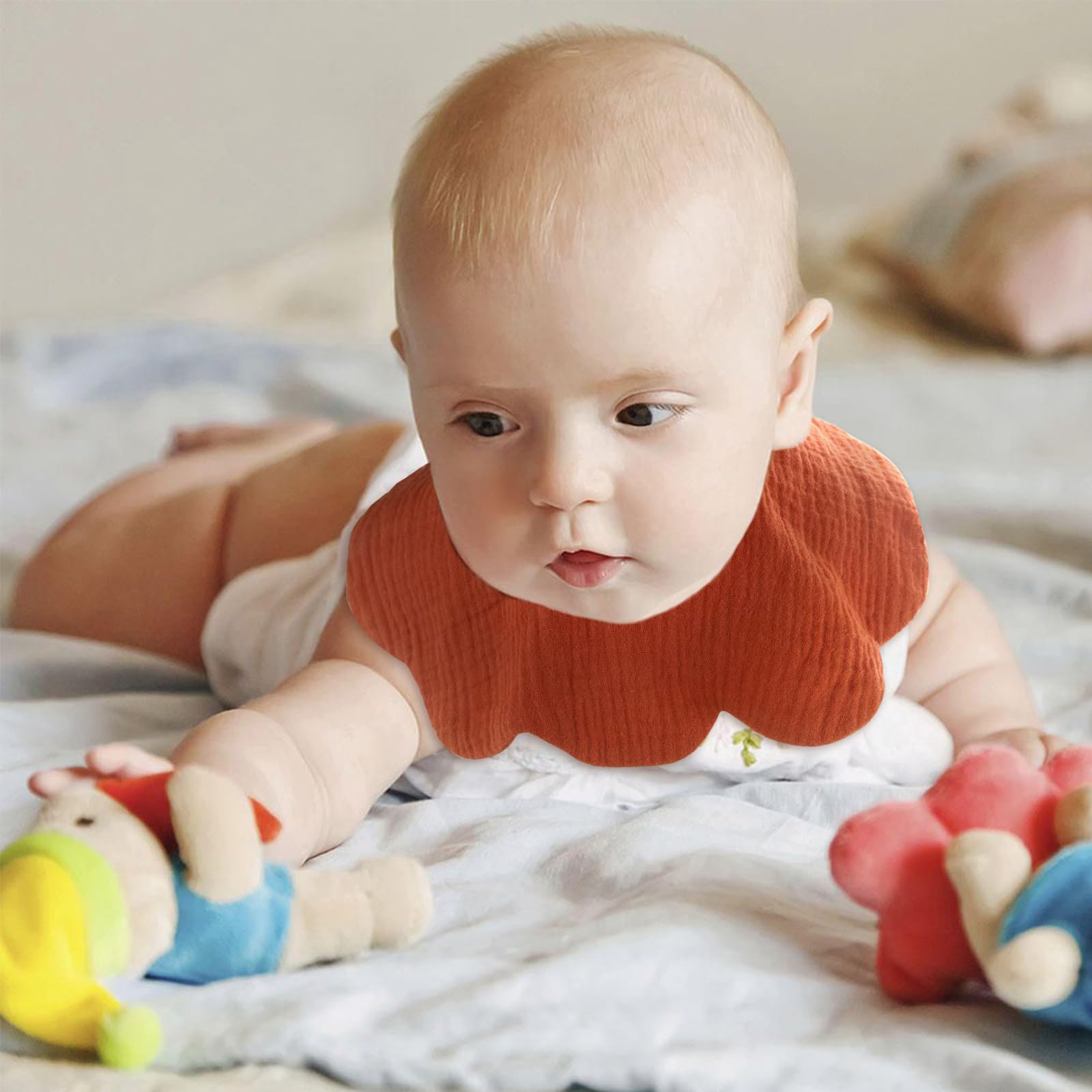 DOSMINE bibs red pattern close-up - absorbent muslin for drool management.