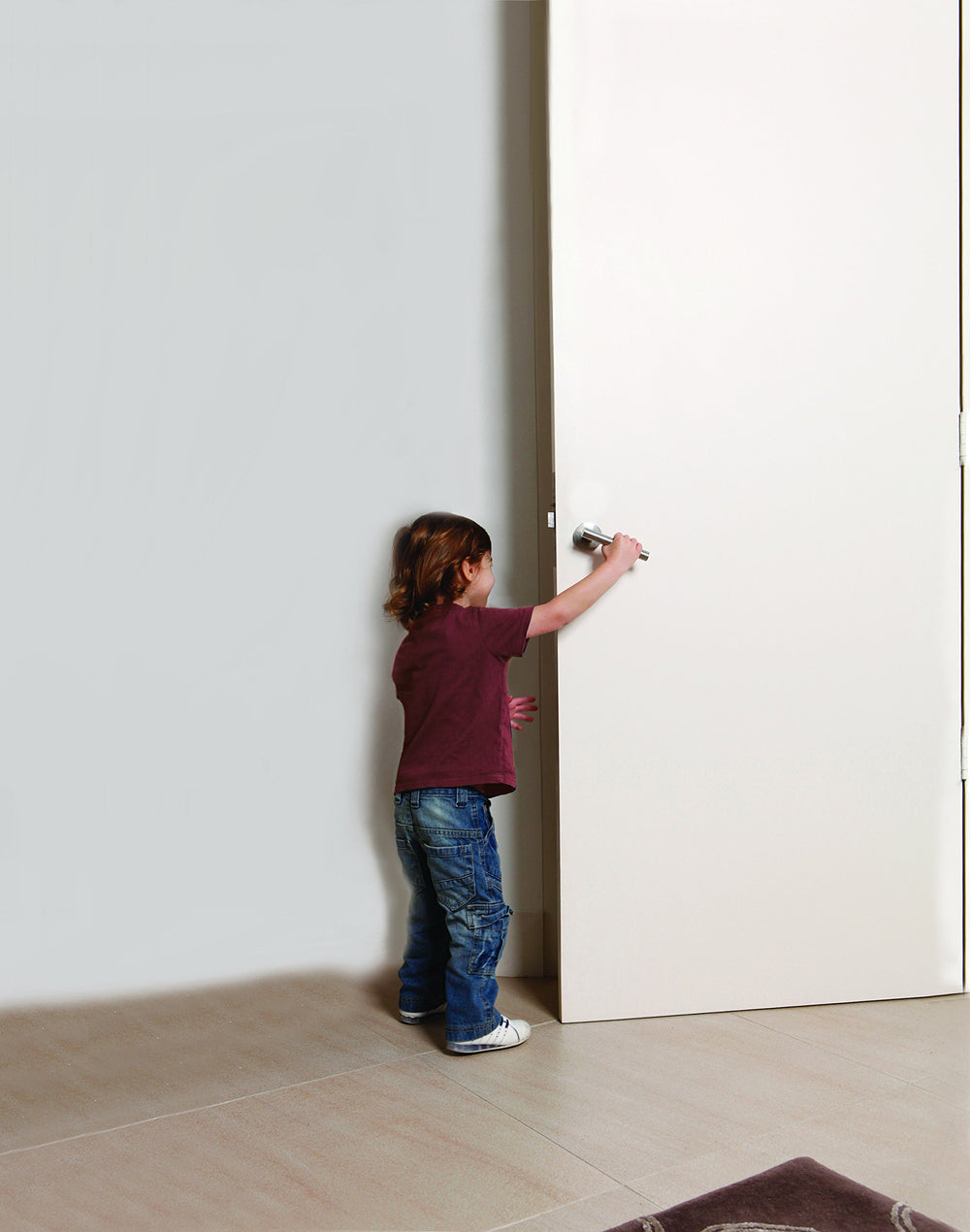 Dreambaby door safety finger-pinch demo highlights kid-friendly protection.