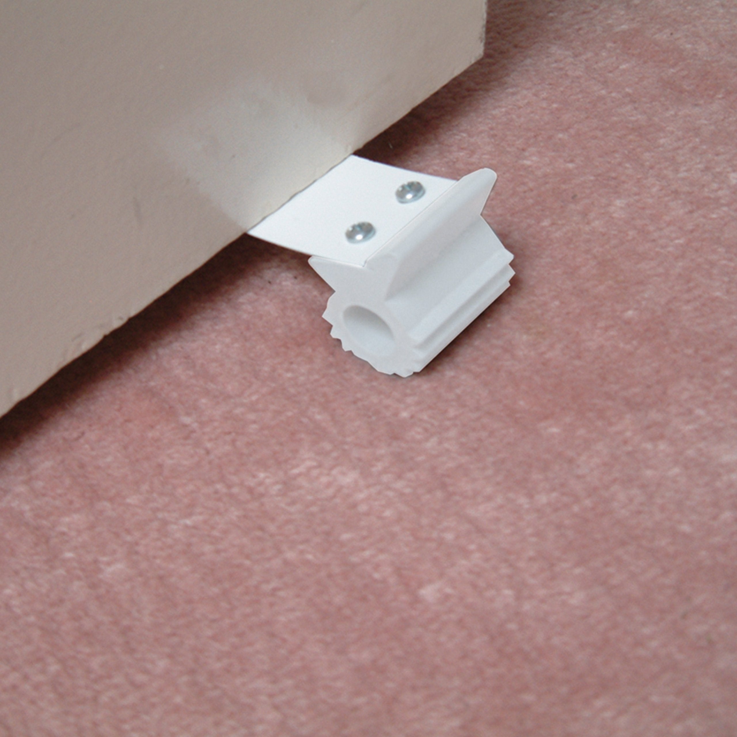 Dreambaby under-door gripper floor grip demonstrates reliable floor contact.