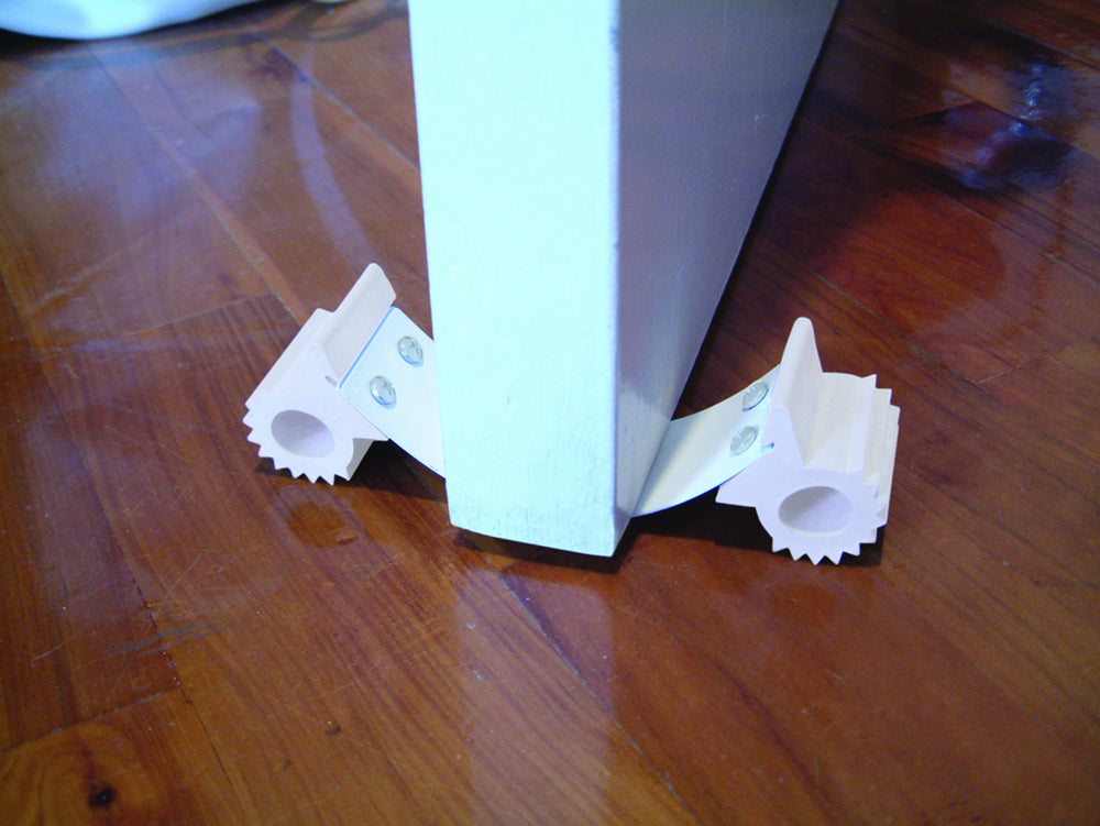 Dreambaby under-door gripper no-tools install shows quick setup.