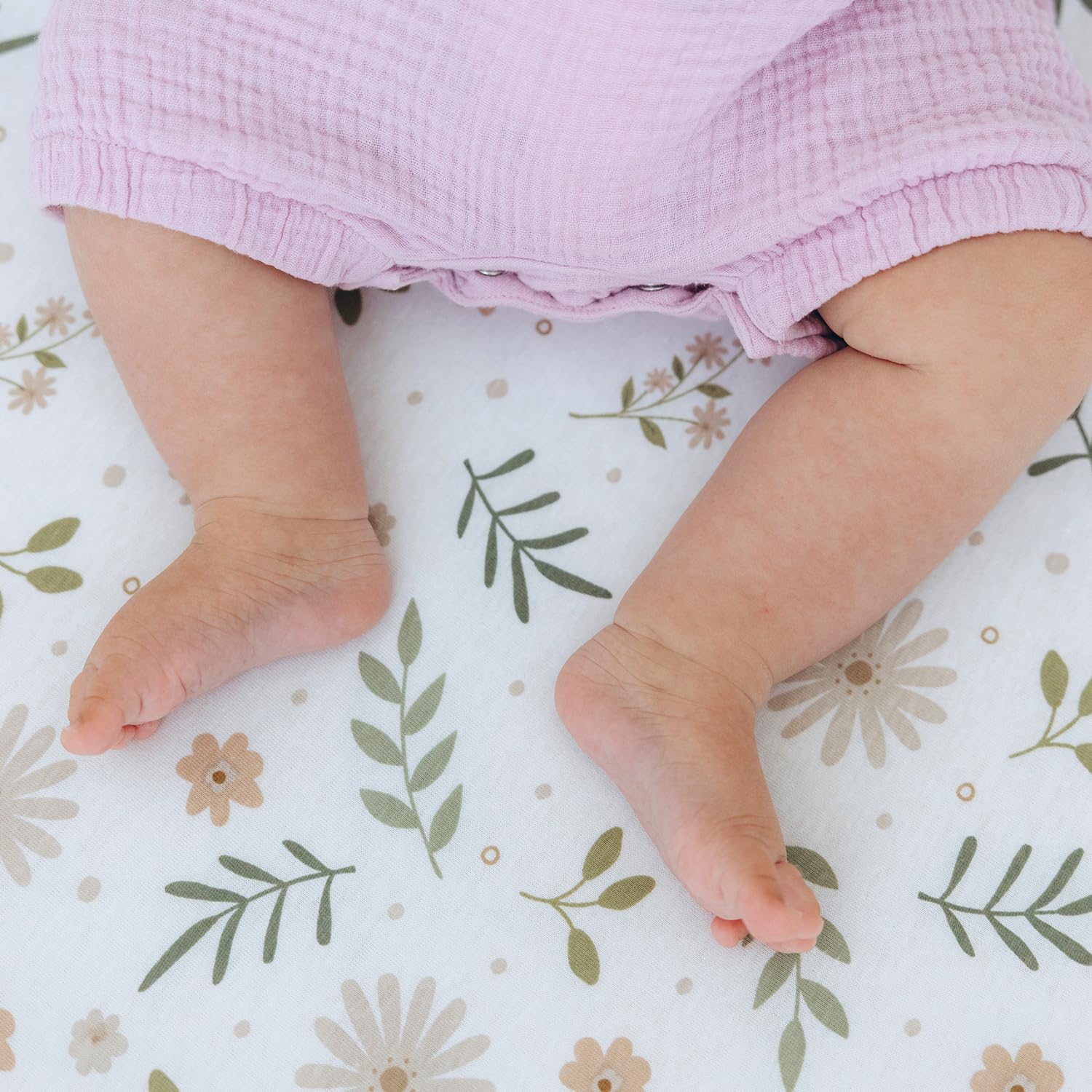 Dreamology crib sheets closeup-soft-04 shows breathable jersey cotton for baby comfort