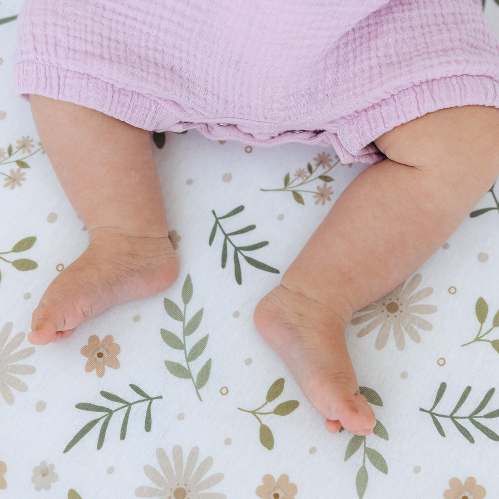 Dreamology crib sheets closeup-soft-04 shows breathable jersey cotton for baby comfort