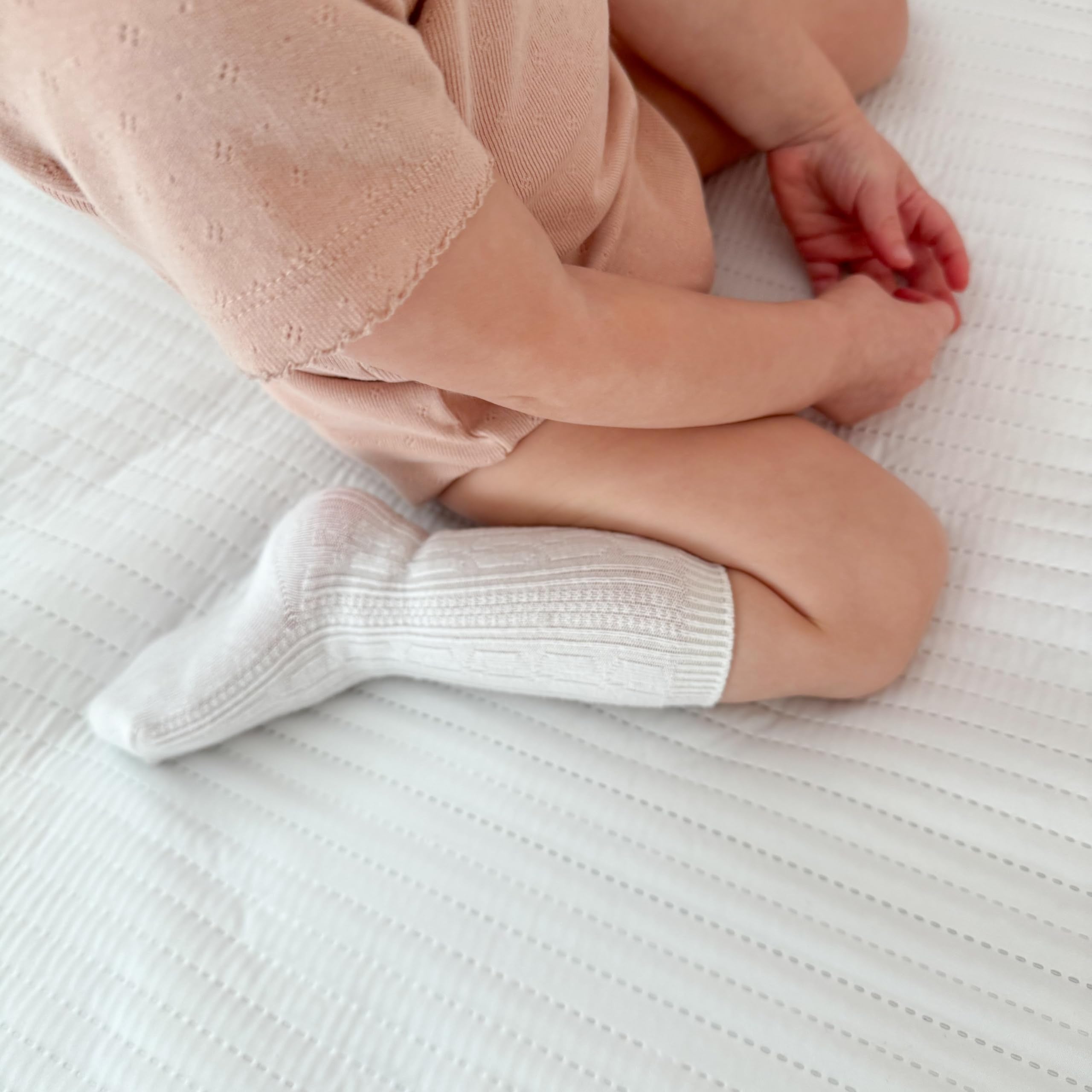 Dreamology 360° elastic fit illustrate secure, slip-free attachment to mini crib mattress.